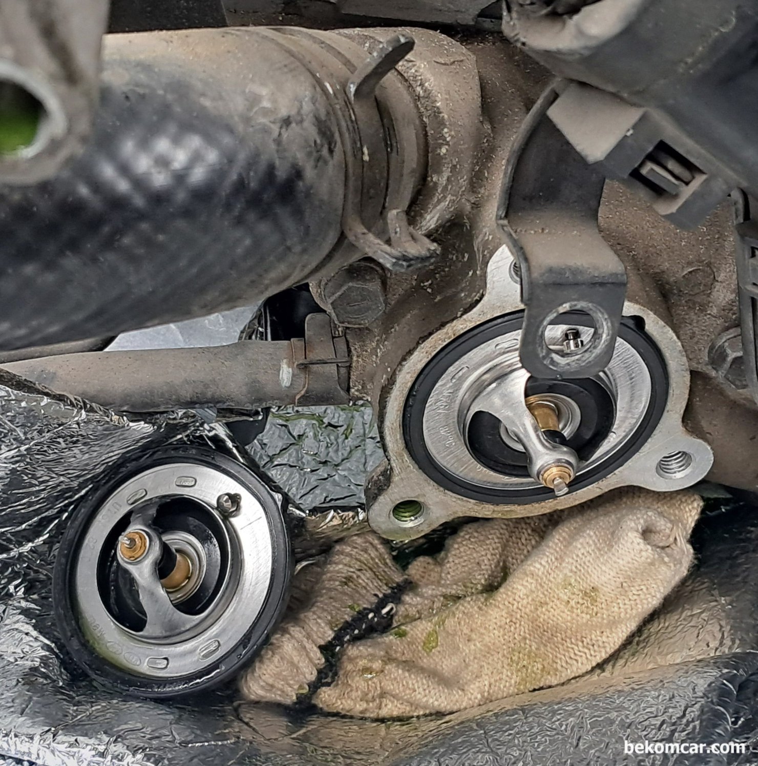 현대자동차 NF쏘나타 2.0L DOHC 2005년 써모스텟 교환작업, 현대자동차 NF쏘나타 2.0L DOHC 2005년 써모스텟 교환작업 이다. 왼쪽것이 기존것, 장착되어 있는것은 현대 모비스 순정 써모스텟 이다. 에어필터등만 탈거하면 작업성은 좋다. 써모스텟 방향 과 아래쪽 볼트는 좀 긴것이니 이것만 주의한다.|بيكومكار  (bekomcar)