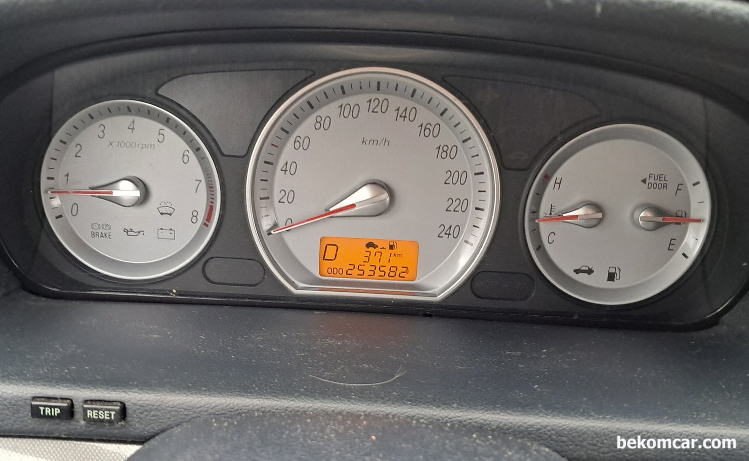 현대자동차 NF쏘나타 2.0L DOHC 2005년 써모스텟 교환작업, 현대자동차 NF쏘나타 2.0L DOHC 2005년 써모스텟 교체후에 시험주행까지 마치고 나서 계기판 상태를 재 확인한다. 온도계가 50% 조금 아래이다. 이전에는 25% 미만 이었다. 주행거리 약 253,582km 이다.|بيكومكار  (bekomcar)