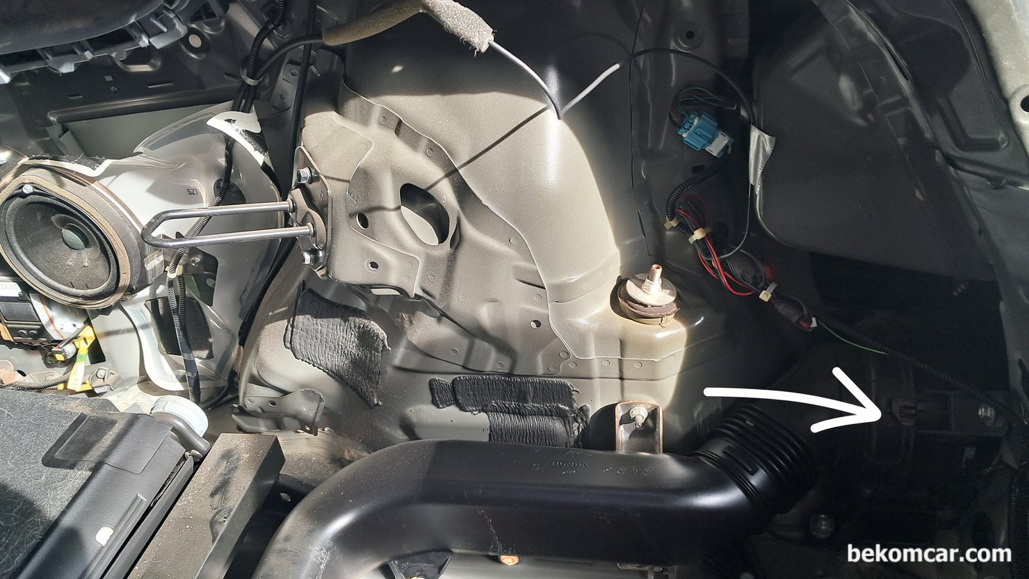 혼다 시빅 8세대 하이브리드 IMA IPU팬모터, P1634 충전불가 고장코드, 자료 사진은 혼다 CRZ의 트렁크 부분의 오른쪽 모퉁이 이다. 대부분 혼다 시빅, CRZ, INSIGHT, JAZZ등은 IMA 하이브리드 시스템 과 IPU 팬모터 등이 트렁크나 뒷 자리에 있다.  12V 배터리가 충전되지 않는 현상으로  P1634 고장코드가 스캔 될때 참고 할 자료이다.|ベコムカー (bekomcar)