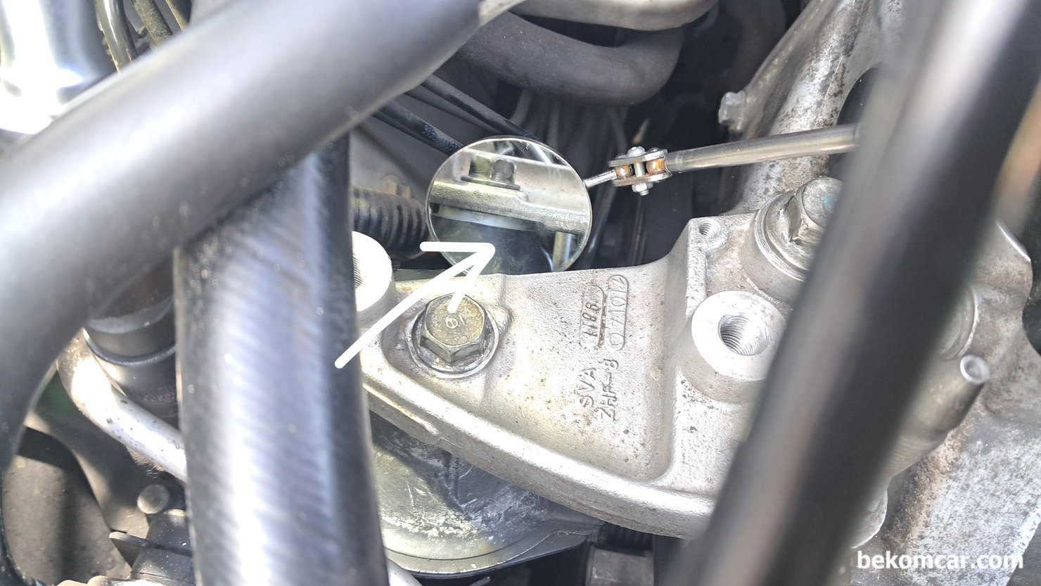 혼다 시빅 8세대 1.8L R18A1 엔진 마운트 교환기록, 주의사항 포함, 혼다 시빅 8세대 1.8L R18A1 엔진 마운트 교환기록, 주의사항 으로 엔진마운트 브라켓에 다울핀이 있는데 이것이 잘 쑥 들어가서 사진처럼 공간이 있으면 안된다. 상당히 중요하니 꼭 거울로 확인한다. 이거 틀어지면 머리아파 질 수 있다.|بيكومكار  (bekomcar)