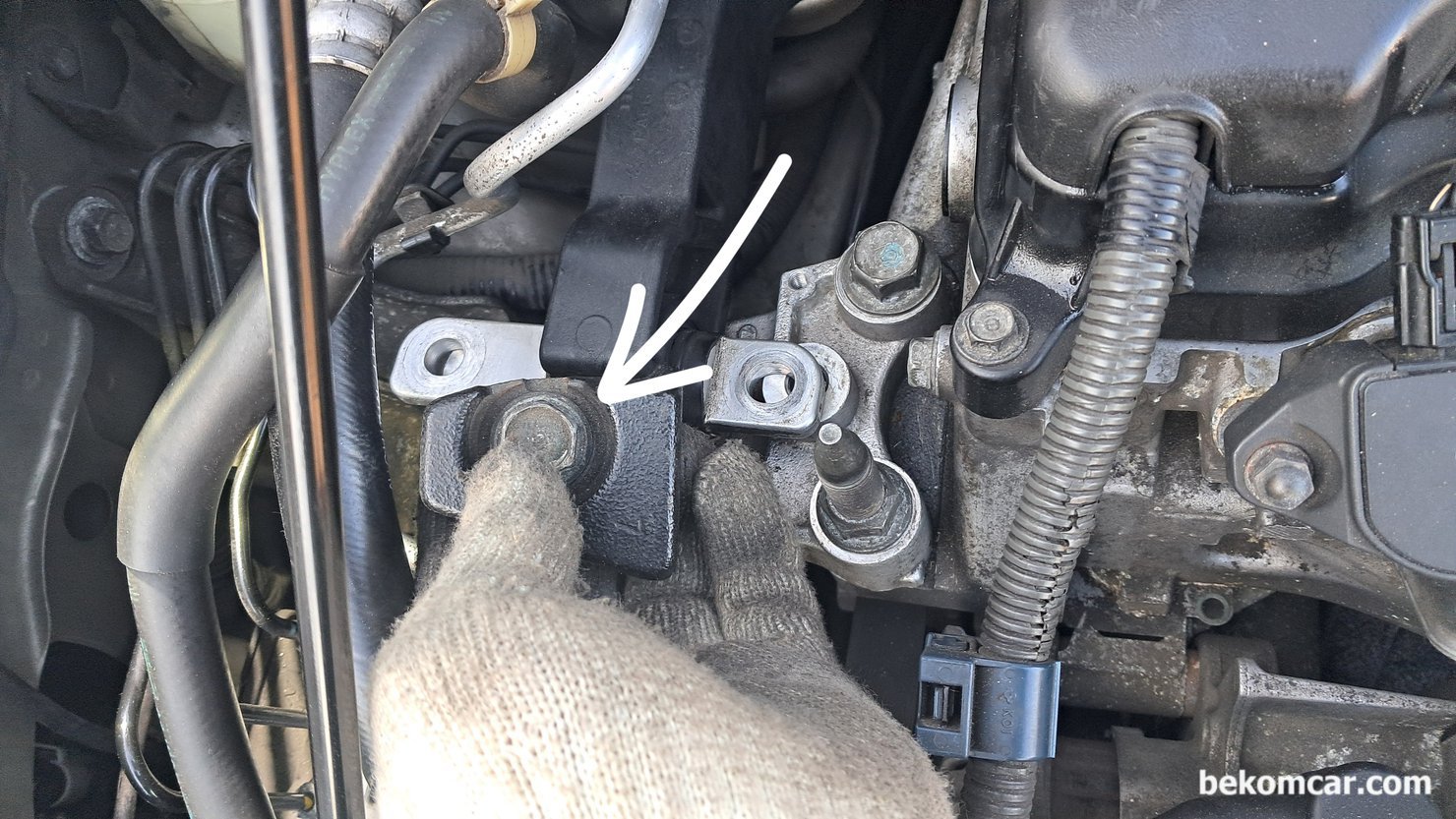 혼다 시빅 8세대 1.8L R18A1 엔진 마운트 교환기록, 주의사항 포함, 혼다 시빅 8세대 1.8L R18A1 엔진 마운트 교환기록, 주의사항 중 브라켓의 밸런서 이다. 위치를 잘 파악해서 제대로 체결해주어야 한다. 그리고 19mm 너트 역시 롱 소켓을 이용해야 너트 머리 뭉게 지는것 방지 할 수 있다.|بيكومكار  (bekomcar)