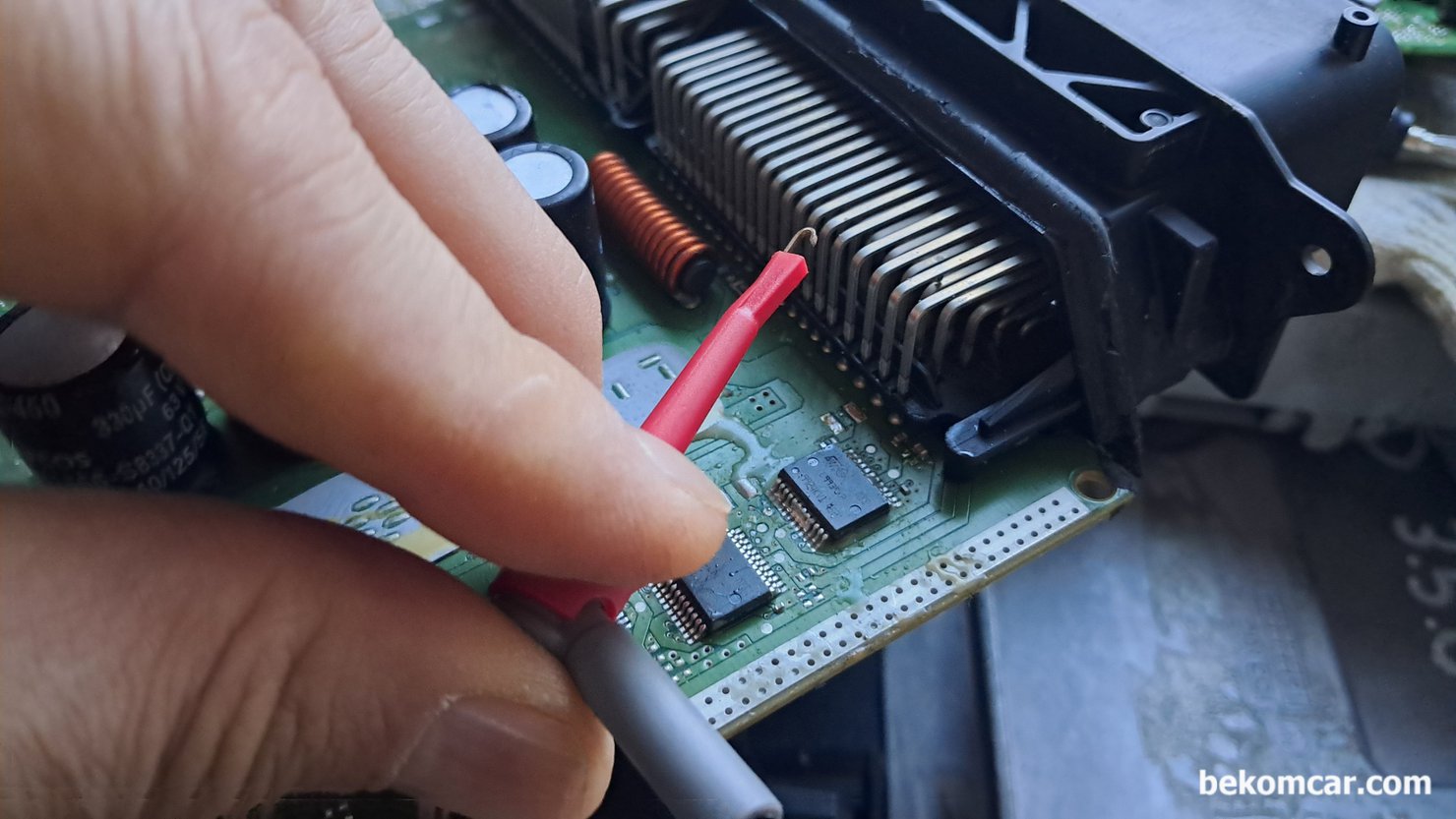 ECU고장확인시 코넥터 & ECM 상태진단 체크항목 중 하나, ECM진단시, 탐침봉을 ECU/ ECM 안쪽 코넥터 터미널에 연결하고 나머지는 외부의 동일한 하네스에 연결하여 오실로스코프로 파형을 측정해본다. 핀 사이가 너무 타이트하니 특수하 탐침봉을 사용한다. 쇼트 단락 예방을 위해서이다.|베콤카 차량정밀진단