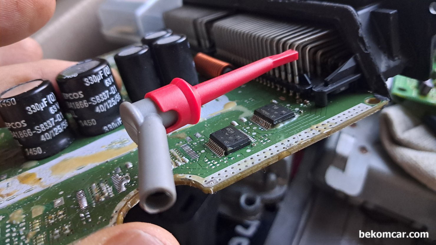 ECU고장확인시 코넥터 & ECM 상태진단 체크항목 중 하나, ECM 터미널 내부에 탐침봉을 설치한 경우이다. 나머지 하나는 ECM 코넥터에 연결된 하네스에 탐침하여 파형을 비교하는것이다.|베콤카 차량정밀진단