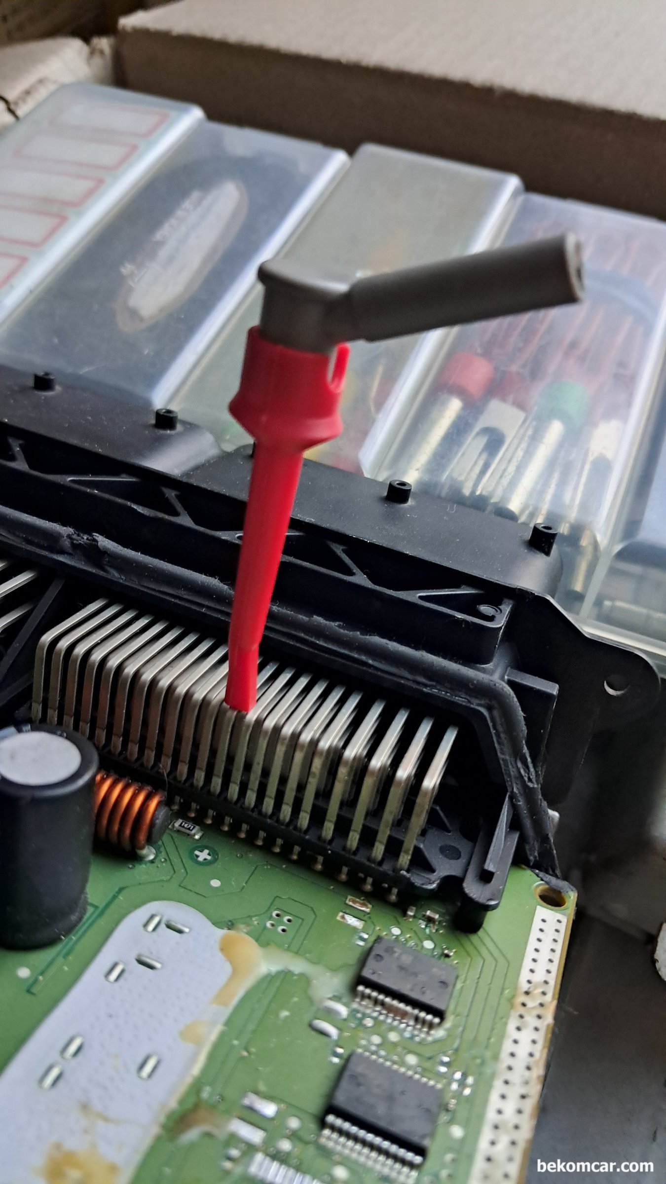 ECU고장확인시 코넥터 & ECM 상태진단 체크항목 중 하나, ECM 의 코넥터 터미널 형태 및 위치에 따라서 위쪽 혹 옆으로 등 융통성 있게 탐침을 하도록 한다. 중요한것은 옆 핀 과 닿지 않도록 해야 한다. 그래서 특수한 하네스 탐침봉을 사용한다.|베콤카 차량정밀진단