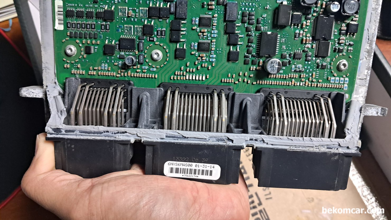 ECU고장확인시 코넥터 & ECM 상태진단 체크항목 중 하나, 포드 익스플로러 자동차 ECM 고장 진단과정, ECM 의 MOSFET 고장인 경우이었지만 기본적으로 코넥터등도 필요시 통전여부나 고 저항등 상태를 진단해본다.|베콤카 차량정밀진단