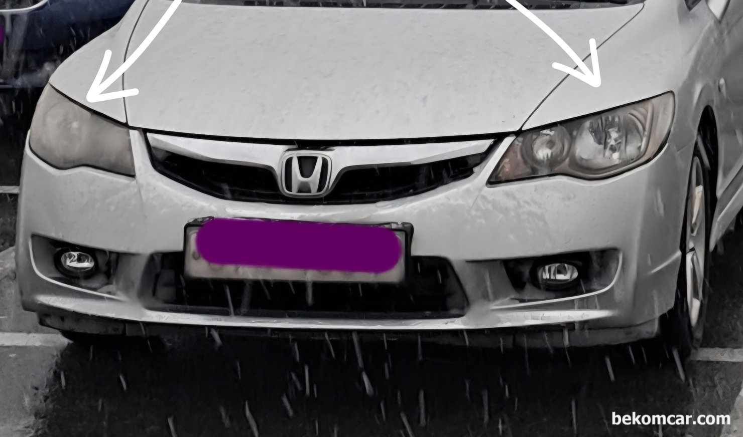 혼다 시빅 8세대 조수석 헤드라이트 복원 사례, 혼다 시빅 8세대 1.8L 헤드라이트, 작업바로전 사진은 아쉽게도 없고 이전에 찍어둔 같은 차량의 헤드라이트 이다. 약간 눈이 내릴때 찍어둔 사진이라 선명하지 않지만, 좌 우 헤드라이트 상태 비교는 가능하다. 조수석 헤드라이트가 좀 흐리멍텅 하다. 운전석은 아무 작업하지 않는 상태이다.|bekomcar.com