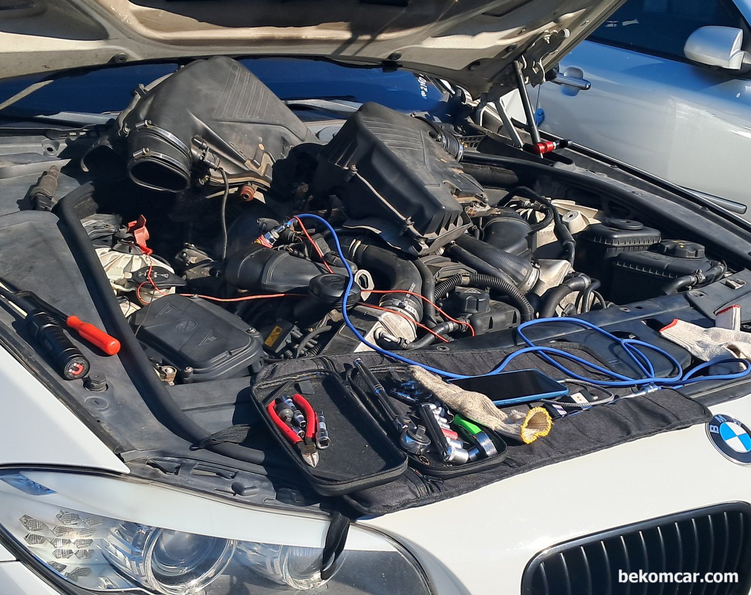 수출용 BMW 550i N63 V8 차량 출장 엔진정밀 진단사례, 엔진정밀 진단을 위하여 특수측정장치 실린더압축압력센서 (In Cylinder Pressure Transducer) 등을 설치하고 있다. 엔진타이밍, 밸브고장, 실린더 피스톤 손상을 진단 할 수 있다. 출장진단으로 수출용차랑 BMW 550i 엔진정밀 진단이다. 벤츠나 BMW등 특정차량은 엔진 기계적 고장이 흔하고 이러한 엔진고장은 분해하지 않고 진단이 가능하기 때문에 인기있는 출장진단 서비스이다.|베콤카 차량정밀진단