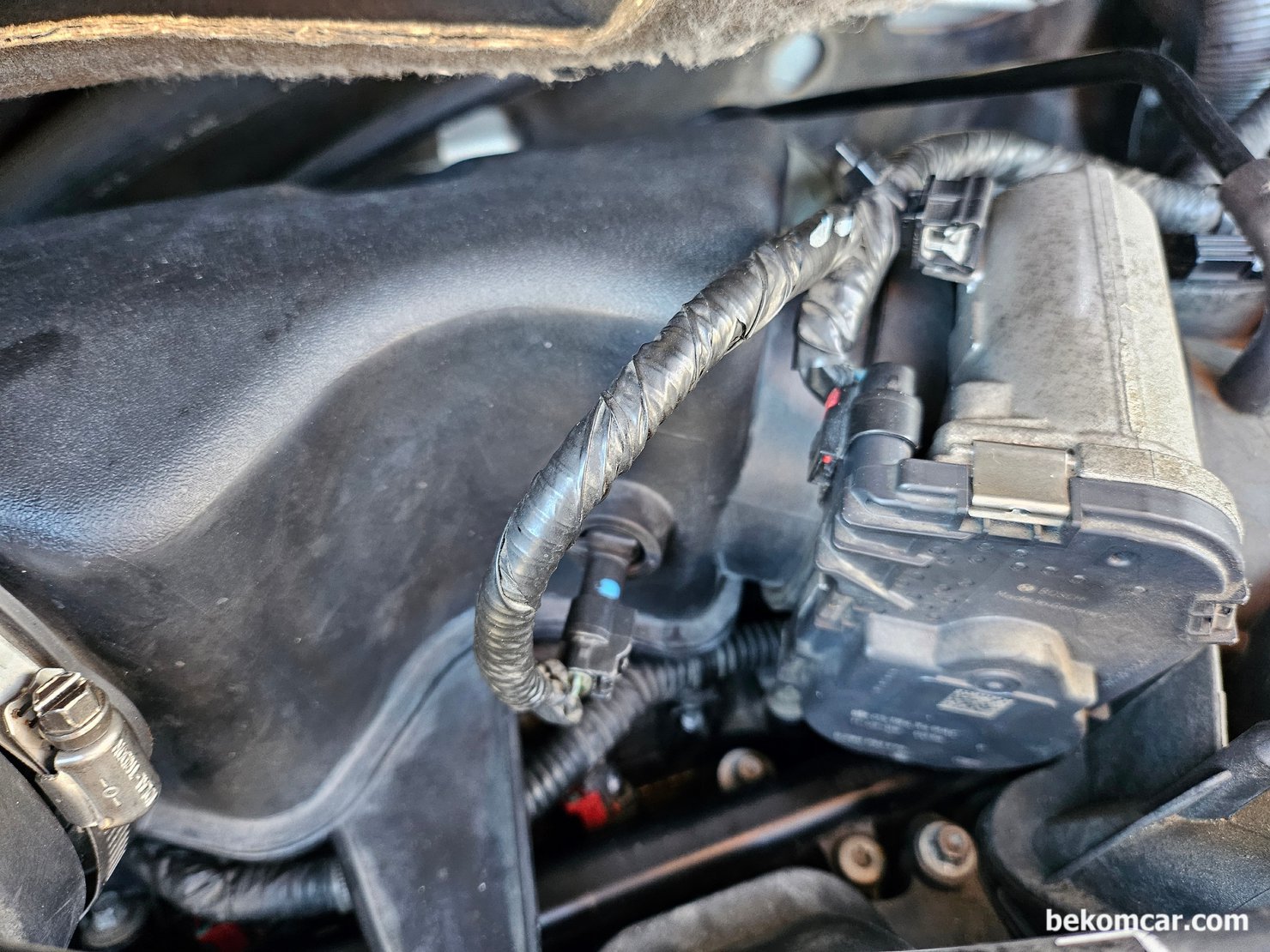 크라이슬러 2011 그랜드보이저 (RT), Town & Country Caravan, 크라이슬러 2011 그랜드보이저 (RT), Town & Country Caravan 엔진룸 으로 쓰로틀바디 부분이다.|베콤카 차량정밀진단