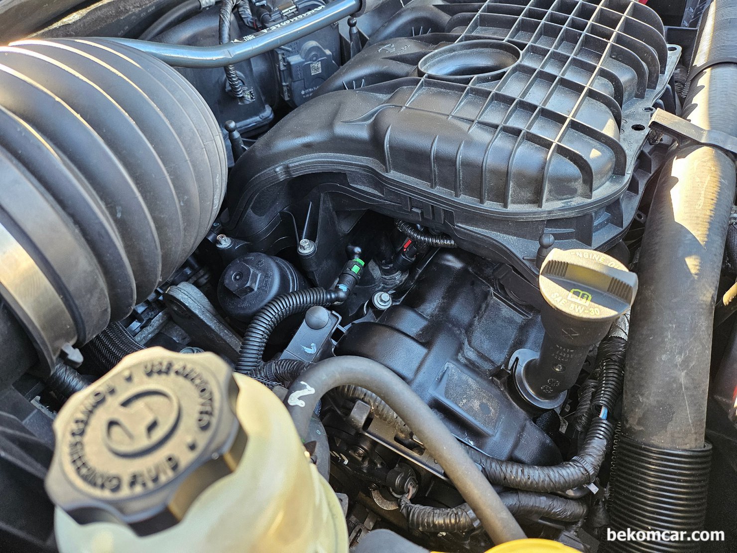 크라이슬러 2011 그랜드보이저 (RT), Town & Country Caravan, 크라이슬러 2011 그랜드보이저 (RT), Town & Country Caravan 엔진룸 조수석 부분의 모습이다. 인테이크가 다 덥고 있어 단순 점화플러그 교환 작업에도 인테이크를 탈거 해야 한다. 다행이 어렵지는 않다.|베콤카 차량정밀진단