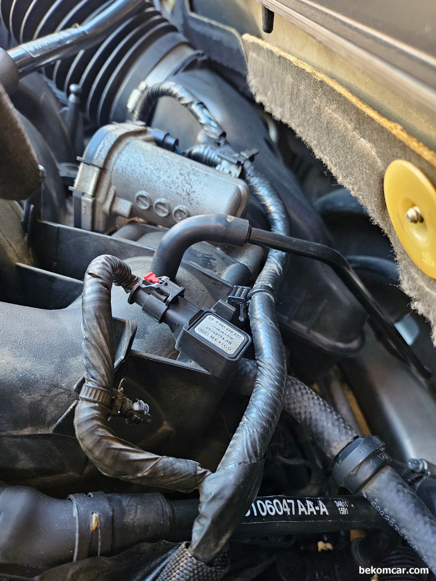 크라이슬러 2011 그랜드보이저 (RT), Town & Country Caravan, 크라이슬러 2011 그랜드보이저 (RT), Town & Country Caravan 의 MAP센서 부분이다. MAP센서는 차량의 출력을 결정하는 중요한 Input 값 센서이다. 모든 엔진 진단에 가장 기본이 되는 MAP센서 이다.|베콤카 차량정밀진단