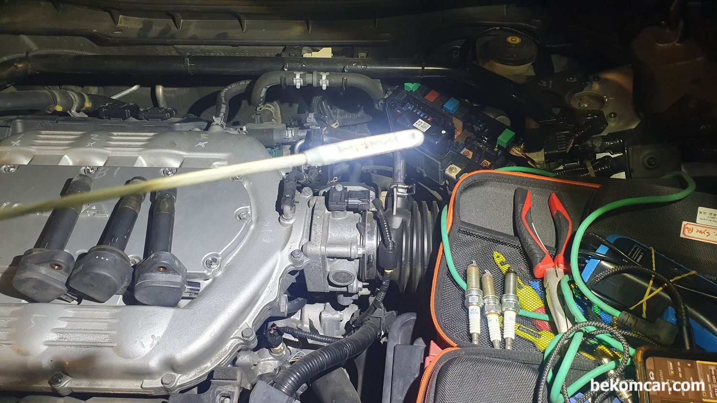 2012 혼다 어코드 V6 VCM엔진 실화고장코드 P0300 P0303 진단기록, 2012 혼다 어코드 V6 VCM엔진 실화고장코드 P0300 P0303 진단기록 이다. 육안점검, 진단기점검, 점화점검, 인젝터점검 그리고 내시경검사를 한다. 엔진오일 딥 스틱이 바닥에도 전혀 엔진오일 흔적이 없다. 또한 6번 실린더에서는 엔진오일 소모가 점화플러그 및 내시경 검사에서 확인된다.|贝科姆汽车 (bekomcar)