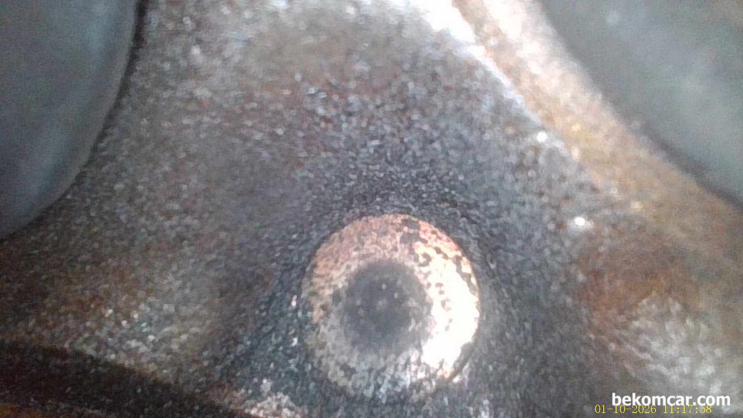 GDI 직분사 엔진 인젝터 분사 노즐 카본상태 기록, 현대자동차 아반떼 AD 2017년 약 10만키로 정도의 인젝터 분사노즐 카본상태 이다. 육안으로 봐도 인젝터 분사 노즐 구멍 6개가 좀 카본으로 덥혀져 있다.|bekomcar.com