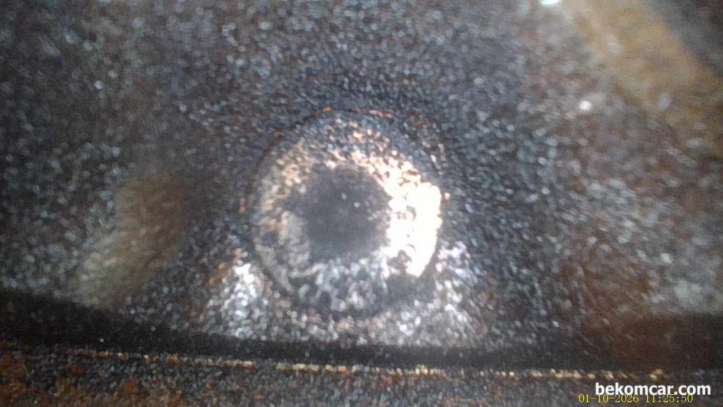 GDI 직분사 엔진 인젝터 분사 노즐 카본상태 기록, 현대자동차 아반떼 AD 2017년 약 10만키로 정도의 인젝터 분사노즐 카본상태로 역시 인젝터 분사 구멍 6개가 많이 카본으로 덥혀져 있다. 근데 주위는 또 상대적으로 깨끗하다.|bekomcar.com