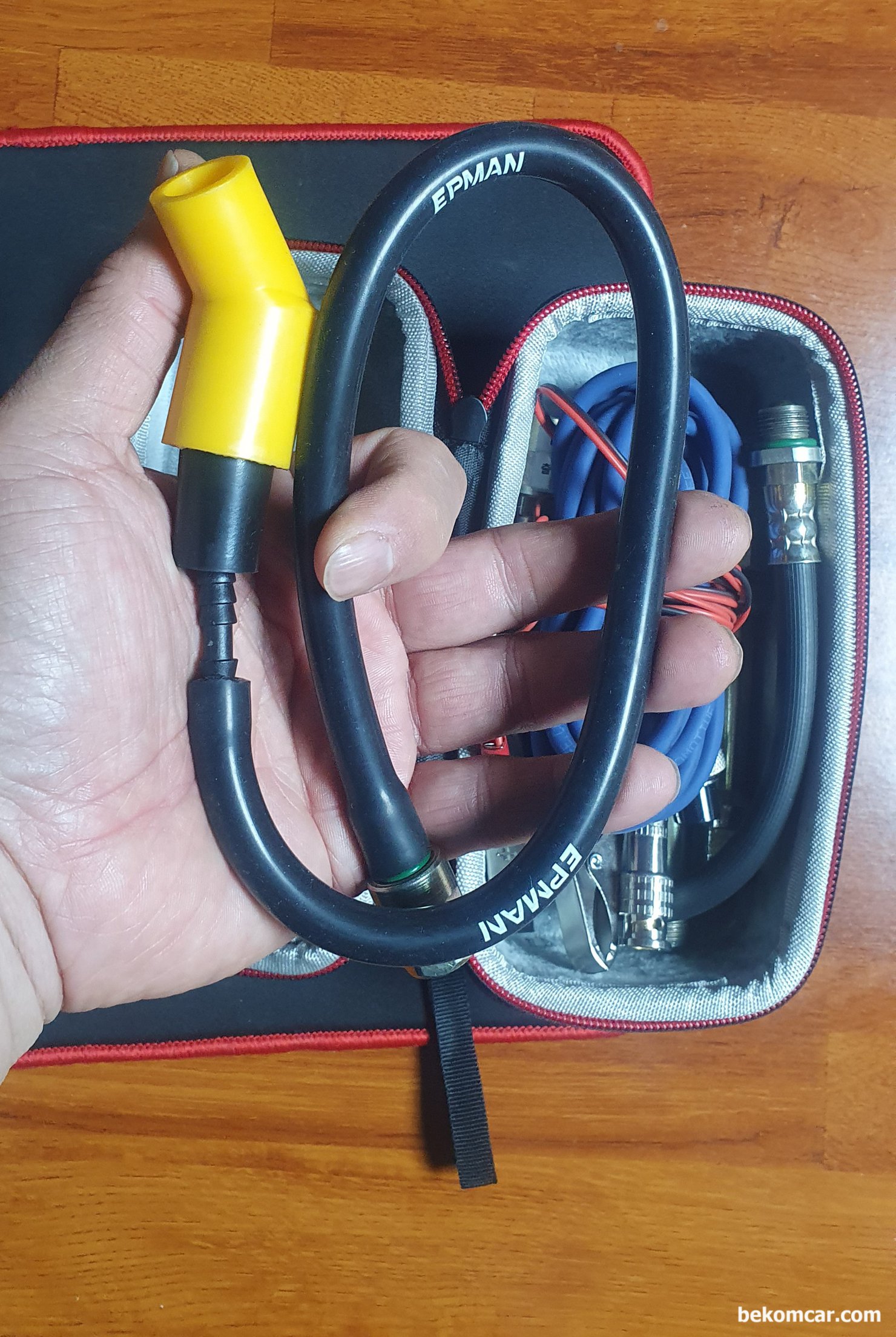 엔진 타이밍 등 정밀진단시 필요한 공구들 정리, 노란 아답터는 라디에이터 (특히 국산 차량)에 설치하여 헤드가스켓 누수확인을 하는데 사용된다. 압력센서는 In Cylinder Pressure Transducer 를 사용한다. 물론 피에조 펄스센서 사용되 상황에 따라서 좋다.|bekomcar.com