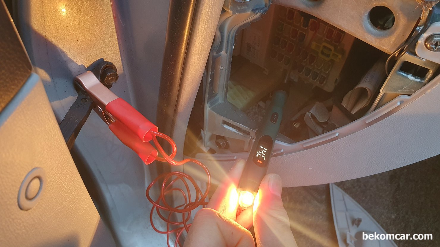 회로 점검시 테스터 프로브 5W 백열전구 와 전압표시, 회로 점검시 테스터 프로브 5W 백열전구 와 전압표시가 된다. 부하전압강하 를 실제 전압으로 확신시 가능하다 하다. 측정 차량은 2005년 NF쏘나타 2.0L DOHC 엔진이다.|베콤카 차량정밀진단