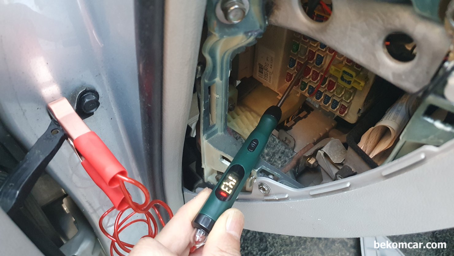 회로 점검시 테스터 프로브 5W 백열전구 와 전압표시, 측정 차량은 2005년 NF쏘나타 2.0L DOHC 엔진이다. 5W 전구 스위치 오프 상태의 전압이다. 약 200 - 300mV 전압강하가 측정된다.|베콤카 차량정밀진단