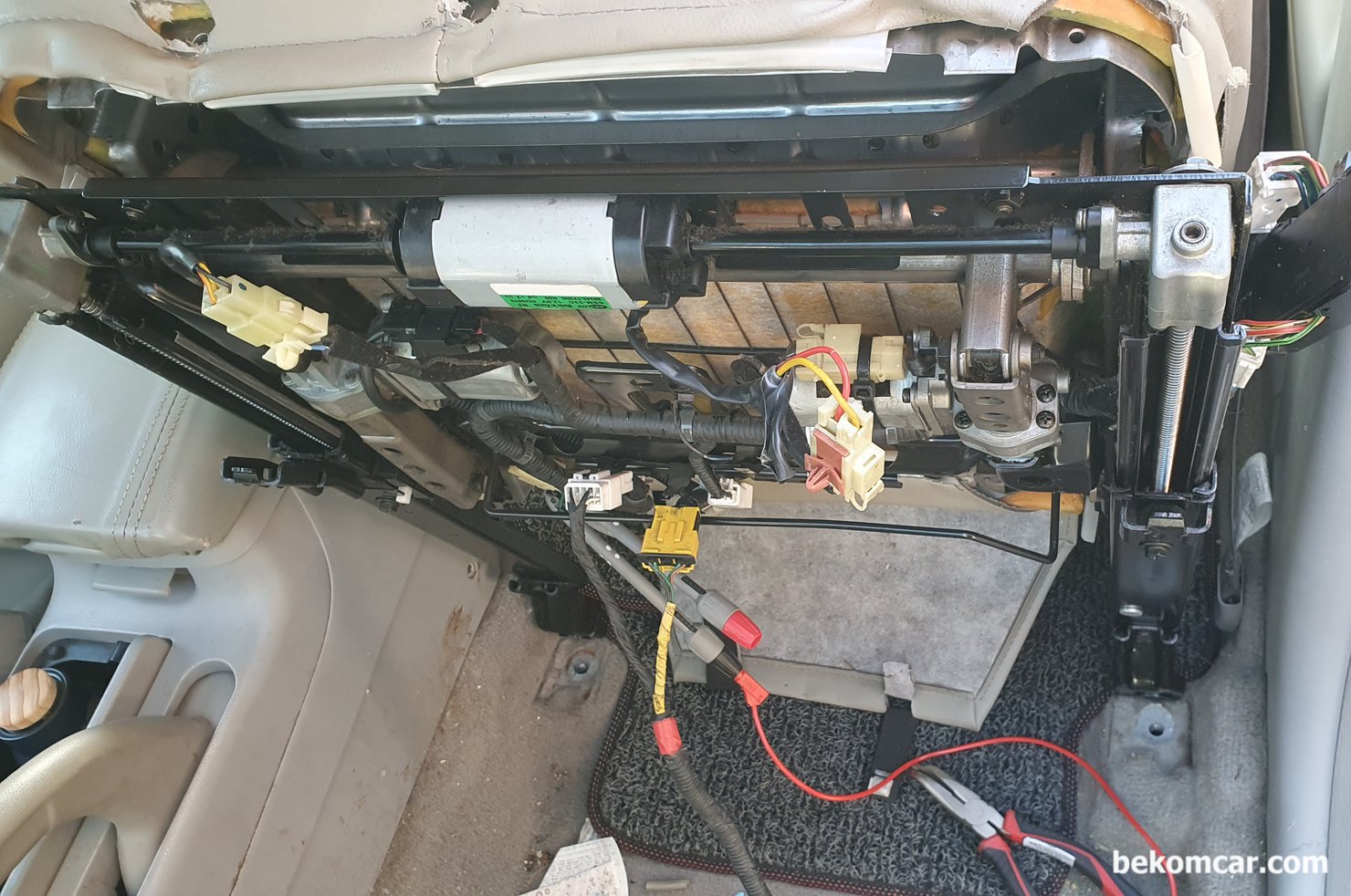 현대 NF쏘나타 전동의자 스위치불량, 단순 스위치 교환후 정상작동, 현대 NF쏘나타 전동의자 스위치불량 진단이다. 증상은 의자와 등받이가 앞으로만 움직이고 뒤로는 움직이지 않는 증상이다. 스위치 고장이다.|بيكومكار  (bekomcar)