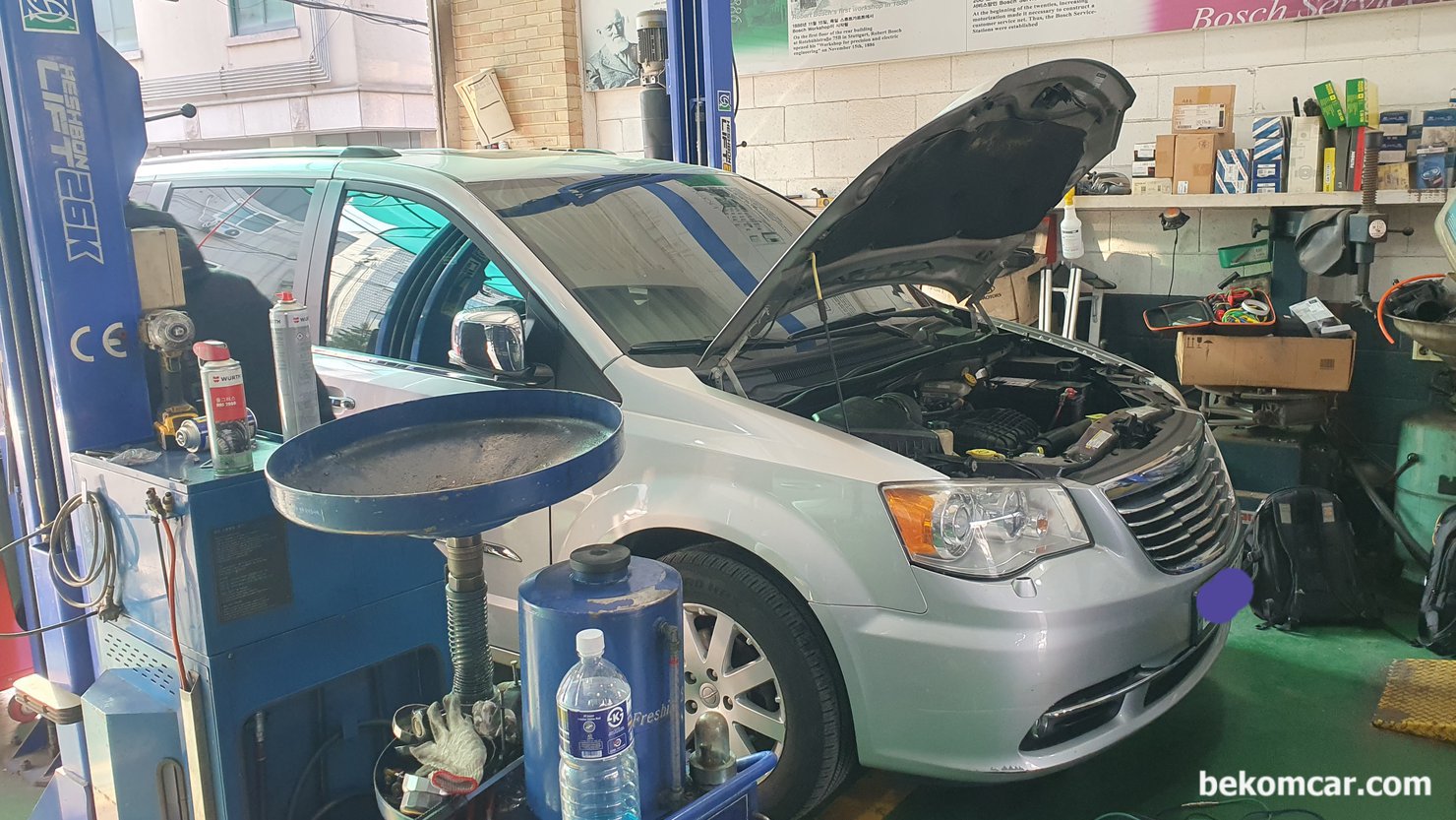 연희동 수입차 정비소로 출장진단, 지프 그랜드보이저 엔진경고등 진단, 연희동 수입차 정비소로 출장진단, 지프 그랜드보이저 엔진경고등 진단을 위하여 준비중에 있다. 정비소 대표님께서 고맙게도 이미 다 준비를 해 주셨다. Jeep Grand Voyager Pentastar V6 3.6L DOHC 엔진 체크등 진단이다. 엔진체크등 (CEL)의 원인은 실화등이 아니라 촉매고장으로 확인된다.|بيكومكار  (bekomcar)