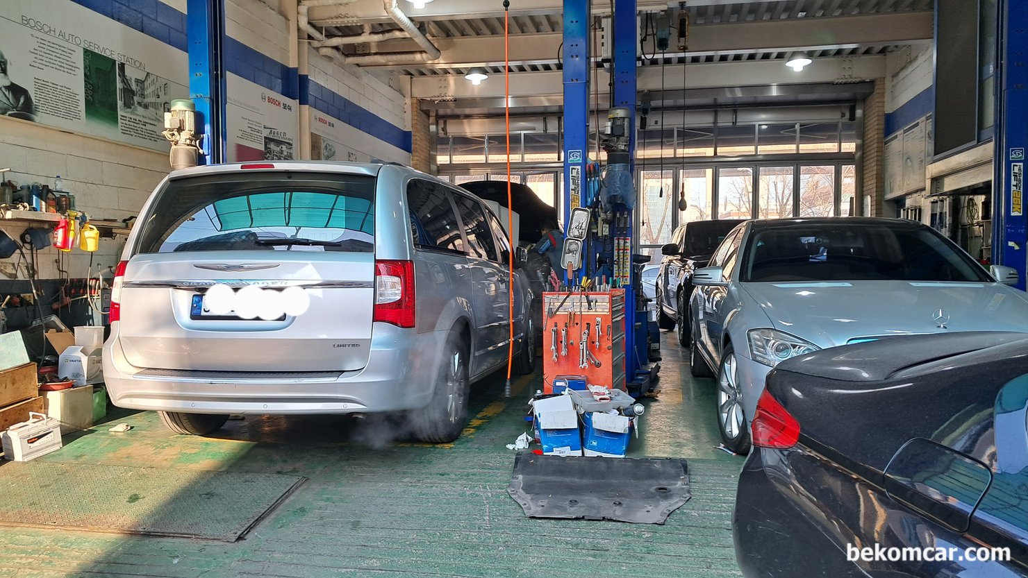 연희동 수입차 정비소로 출장진단, 지프 그랜드보이저 엔진경고등 진단, 연희동 한 정비소로 출장진단, 지프 그랜드 보이져 펜타스타 V6 3.6L DOHC엔진경고등 진단과정이다. 정비소에 베이에 입고된 상태로 바로 엔진 체크등 진단작업을 한다. 지프 그랜드 보이져는 대표적인 패밀리 밴 중 하나이다. 정비소 리프트 공간이 매우 좋은것이 인상적인 정비소 이다.|بيكومكار  (bekomcar)