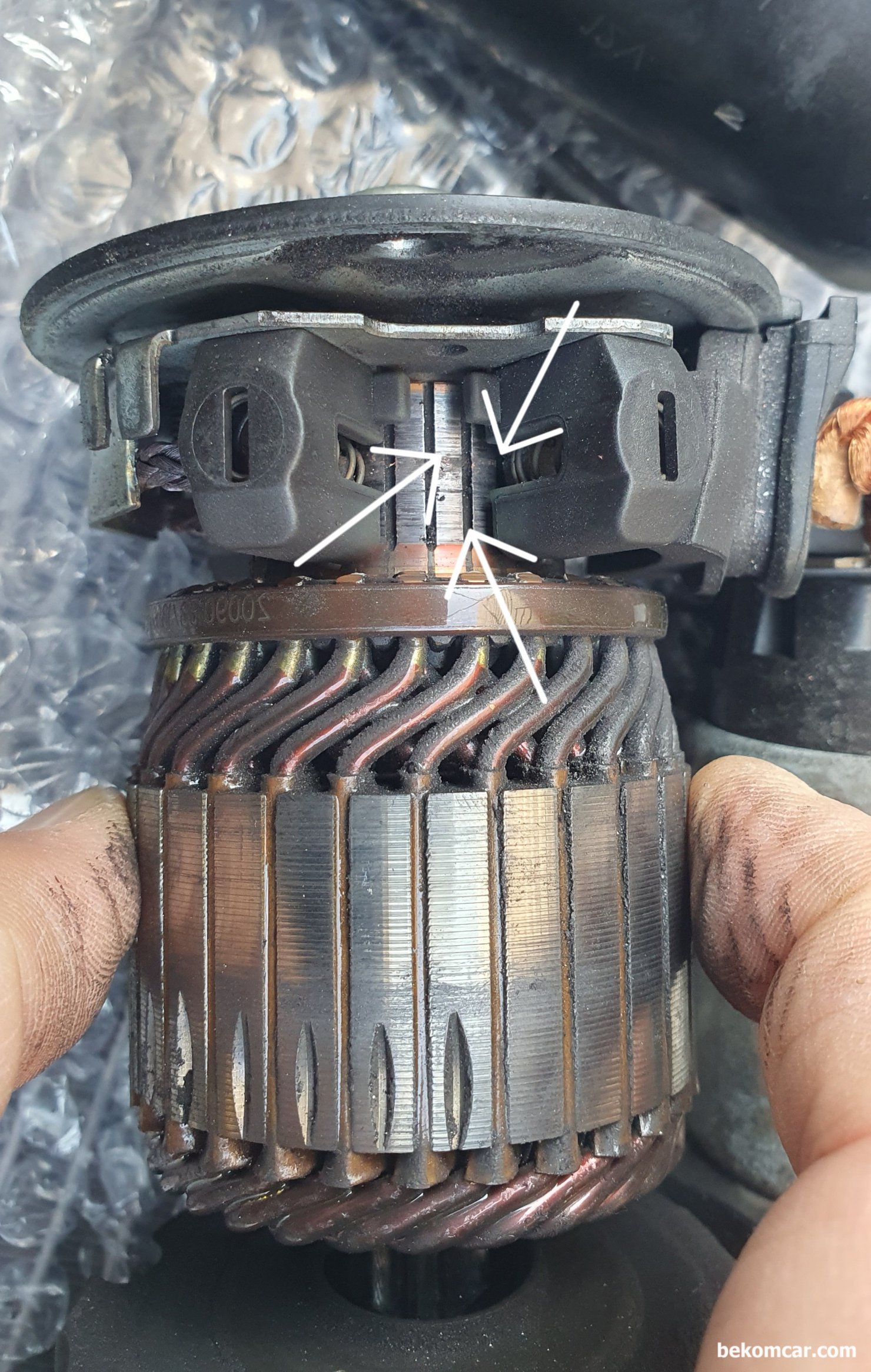 간헐절 시동불량 원인중 하나, 시동모터 (세루), 시동모터 브러시 접촉이 좋지않아서 전류공급 (전원 접지) 이 잘  안되는 경우이다. 간헐적 시동불량 원인중 하나이다.|بيكومكار  (bekomcar)