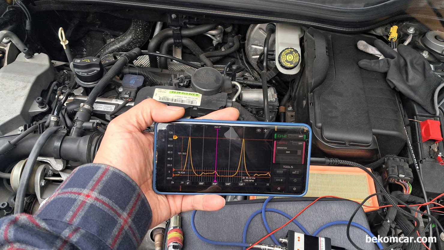 엔진 정밀진단 파형분석 사례, 벤츠 W176 A200 M270 진단사례, 벤츠 M270 A200 1.6L 인라인 4 터보 휘발유 엔진사례 정밀진단 이다. 캠 새프트 양정이나 로커암등 고장으로 오진 할 수 있는 엔진이니 주의한다. 배기행정 마지막 부분에 갑자기 공기량이 증가하면서 압력이 약 6.0PSI (12in.Hg)정도 증가한다. 보통 2PSI이상이면 밸브이상으로 진단하지만 M270 엔진의 경우 정상이다.|بيكومكار  (bekomcar)