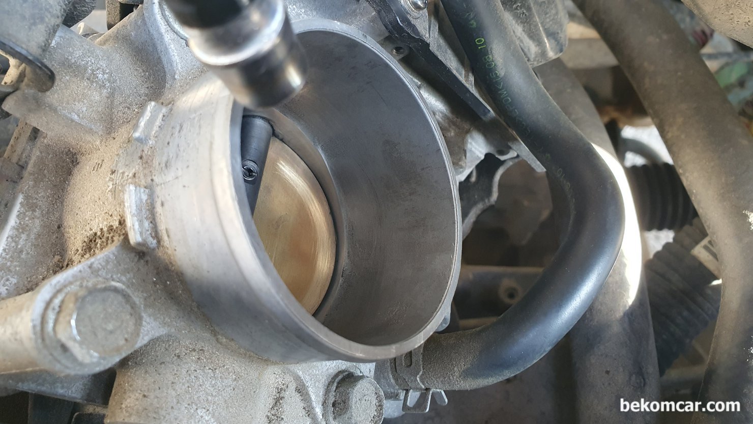 혼다 어코드 9세대 2.4L 쓰로틀바디 진단 및 청소와 리셋하기, 혼다 어코드 9세대 2.4L 쓰로틀바디 청소를 카본크리너 혹 흡기크리너 등으로 깨끗하게 해준다. 쓰로틀바디 실린더 (Bore) 부분과 날개 (Flap) 접촉 부분의 카본 이물질을 제거 하는것이 목적이다. 플랩 고정부위 양 옆은 굳이 무리하게 청소하지 않아도 된다.|بيكومكار  (bekomcar)