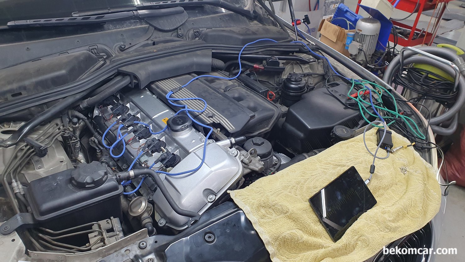 BMW E60 M54 점화코일 점화플러그 상태진단, 점화파형측정 기록, 점화코일 점화플러그 상태를 진단하는 차량은 BMW E60 M54 엔진이다. 파란색 BNC 케이블 (LX4)이 바로 1개 스코프 채널에 4개 실린더 점화파형을 동시에 측정하는 특수 프로브이다. 1번부터 4번 실린더에 설치를 하였다. 한 채널에서 동시에 4개 혹 6개 실린더 점화파형이나 인젝터등 측정이 가능해서 정비사 입장에서는 상당한 시간 절약과 진단을 더 정확하게 하는데 도움이 된다.|بيكومكار  (bekomcar)