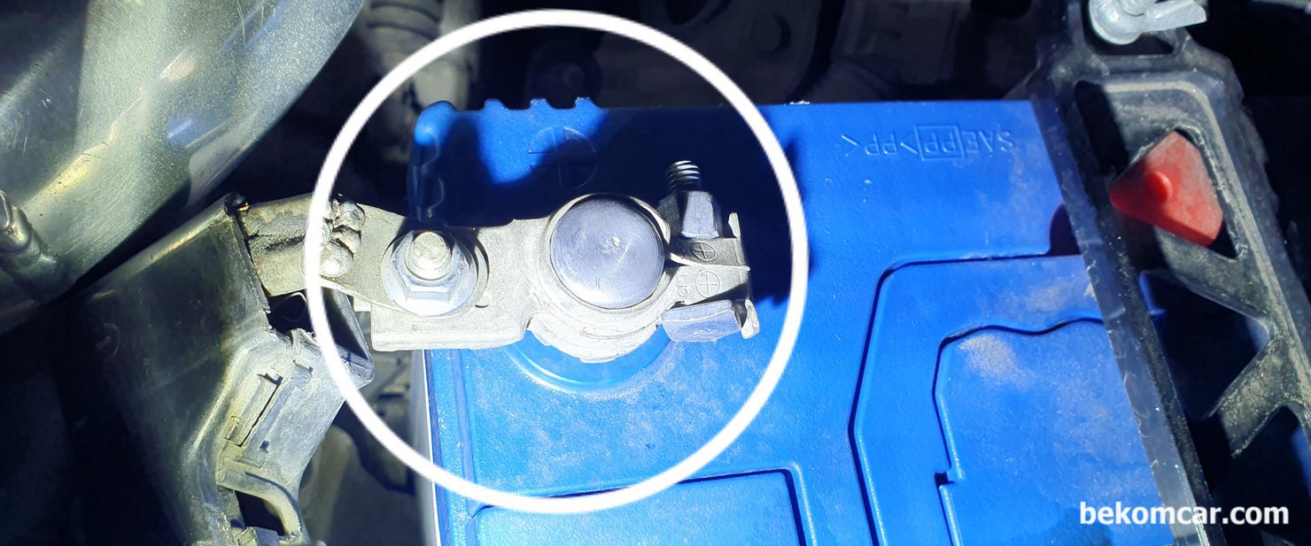 배터리 플러스 단자 및 클램프 케이블 절연필수, 배터리 플러스 단자 및 클램프 케이블이 그대로 노출되어 있다. 이런 경우 운없으면 전기적 단락으로 시동불능 상태가 되고 곤란스런 상황이 될 수 있다. 의외로 이런 차량이 많은것 같다.|بيكومكار  (bekomcar)