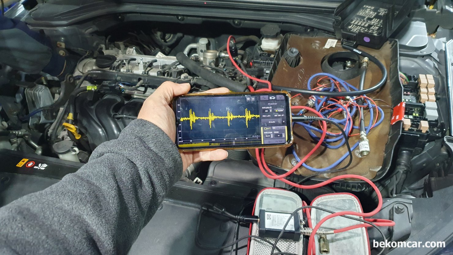 인젝터 막힘 & 분사량 차이점, 인젝터 파이프 유량흐름 파형분석으로 진단, ROTKEE VS 인젝터센서 와 HS512Max 오실로스코프 를 이용하여 인젝터 분사량 차이점 파형을 측정하고 있다. 인렛 연료파이프에 센서를 장착하면 바로 오실로스코프에서 파형 확인이 된다. 대부분 차량의 연료파이프는 접근성이 좋아서 쉽게 진동센서 장착이 가능해서 바쁜 현장에서 빠르게 인젝터 상태를 알 수 있는 방법이다.|بيكومكار  (bekomcar)