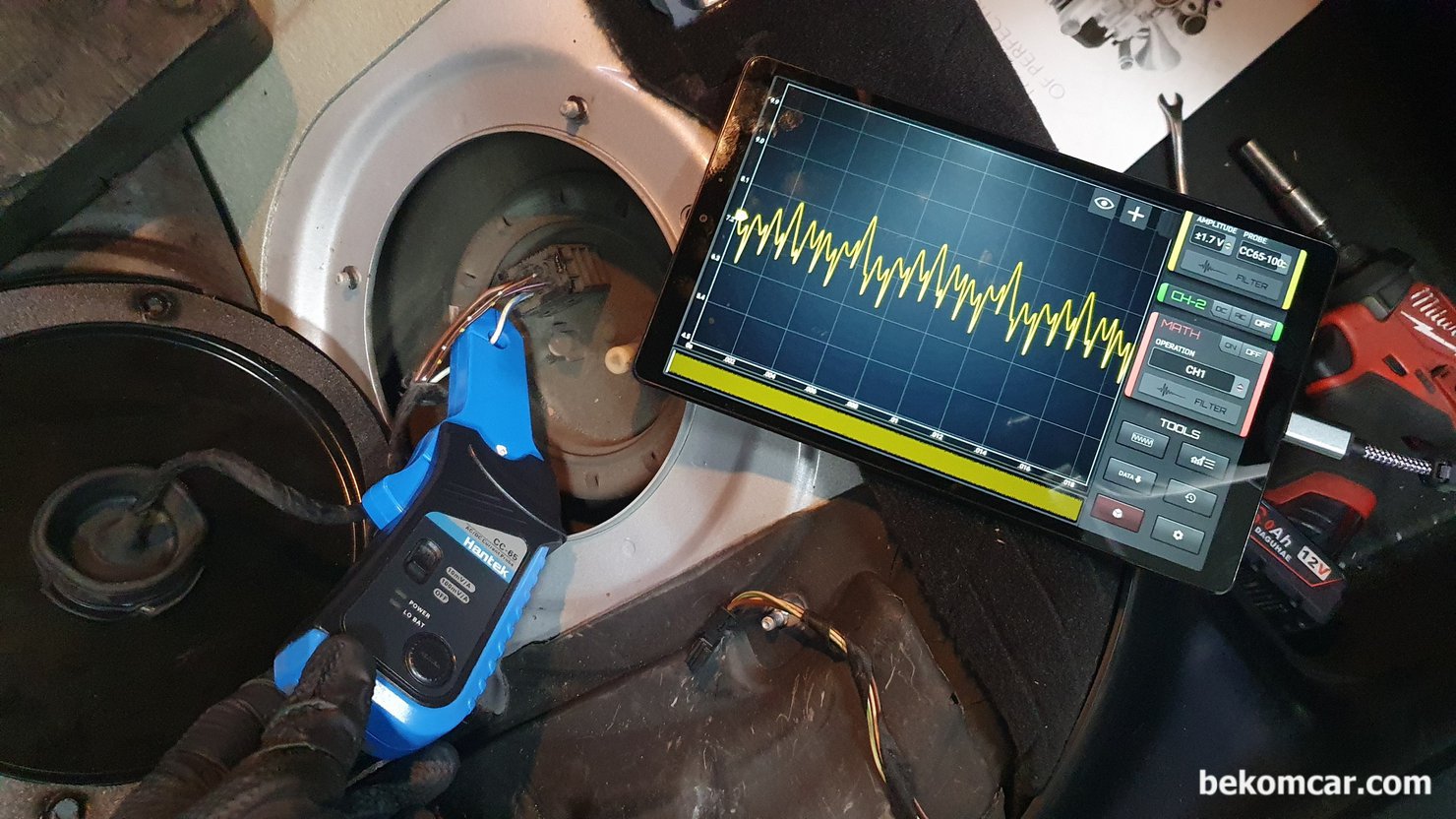 HS512Max 사용법, 파형저장 수동으로 시작하기 (BMW E60 M54 사례), HS512Max 사용법, 파형저장 수동으로 시작하기 방법이다. 우선 HS512Max 오실로스코프 프로그램 세팅 에서 'Recording Start' 항목을 'Manual' 수동으로 선택후 화면녹화를 할려면 시작 'START' 버튼을 누르면 된다. 실제 측정 차량은 BMW E60 M54 차량이다. 조수석 뒤 의자 밑에 연료펌프가 있다. 소 전류계를 이용하여 연료펌프 상태를 진단하고 있다.|بيكومكار  (bekomcar)