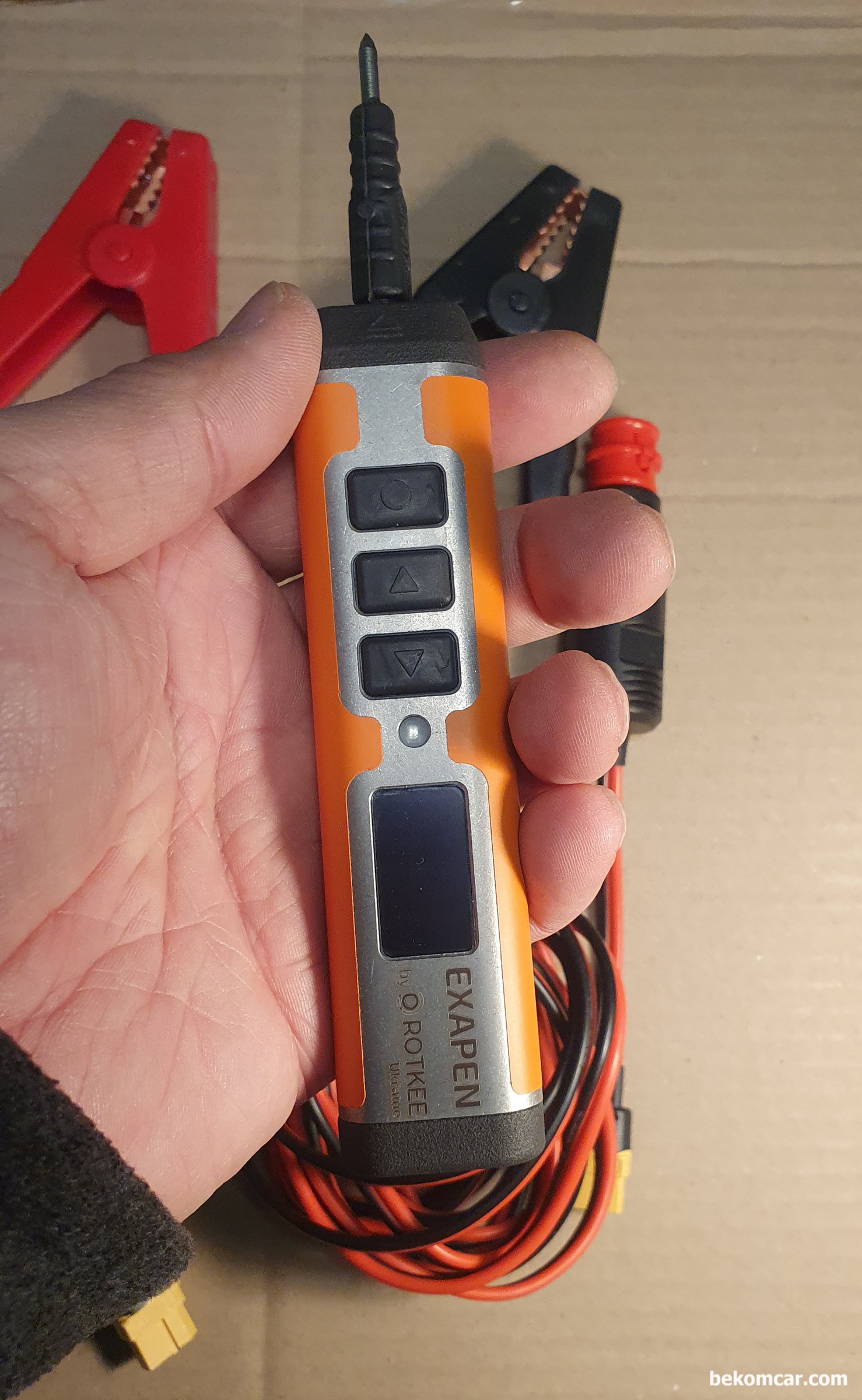 전기진단 정비에 필수, ROTKEE ExaPen 신 개념 회로테스터기, ROTKEE ExaPen 신 개념 회로테스터기, 정비사의 전기적 진단 정비시 매우 유용한 측정장치 이다. 30V까지 지원되어 승용차 상용차 진단에 활용된다.  자세한 정보는 아래 URL 참고한다.

https://store.rotkee.com/en/exapen-automotive-circuit-tester.html

Manufacturer	ROTKEE
Country of origin	Ukraine
Total Cable Length	3 m (10 ft)
Replacement Lead Connector	banana 4 mm
Supply Voltage	6 to 30 V (12/24V vehicles)
Accuracy	0.1V /0.1A
Functions	Voltage meter, signal plotter, scope, component activation with current limit and indication, PWM output(VCC/GND), flashlight, OTA update
Indication	Dual-color LED / Acoustic / OLED display|بيكومكار  (bekomcar)