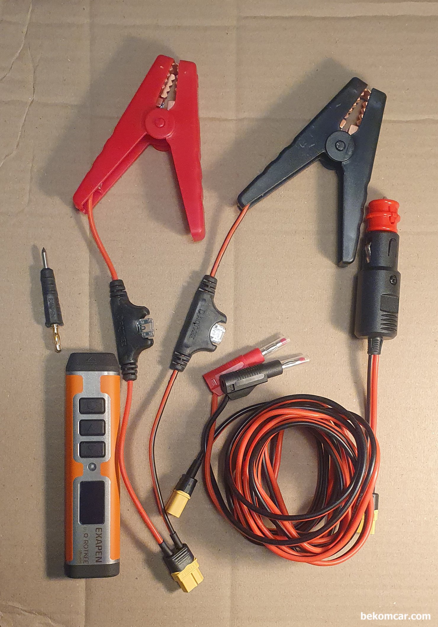 전기진단 정비에 필수, ROTKEE ExaPen 신 개념 회로테스터기, ROTKEE ExaPen 신 개념 회로테스터기 구성품이다. 본체, 팁, 배터리 연결 클립, 시가잭 전원 아답터 와 전원 접지 공급 선으로 구성되어 있다. 필요시  일반적인 4mm 잭 과 선을 사용하면 된다.|بيكومكار  (bekomcar)