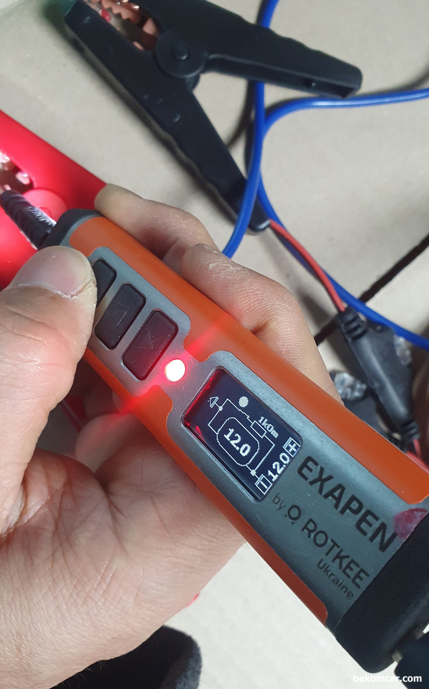 ROTKEE ExaPen 회로점검 전용 특수측정 장비, ROTKEE ExaPen은 듀티제어 전원 및 접지 공급이 가능하다. 추가로 정비사의 전기 전자 회로 점검시 꼭 필요한 기능이 있다.  O 버튼을 눌르면 1kOhm이 적용되며 전압도 함께 표시된다. 즉, 공급 전압과 1kOhm 적용시 전압이 표시된다. EXAPEN 자세한 정보는 https://store.rotkee.com/en/exapen-automotive-circuit-tester.html 를 참고한다.|贝科姆汽车 (bekomcar)