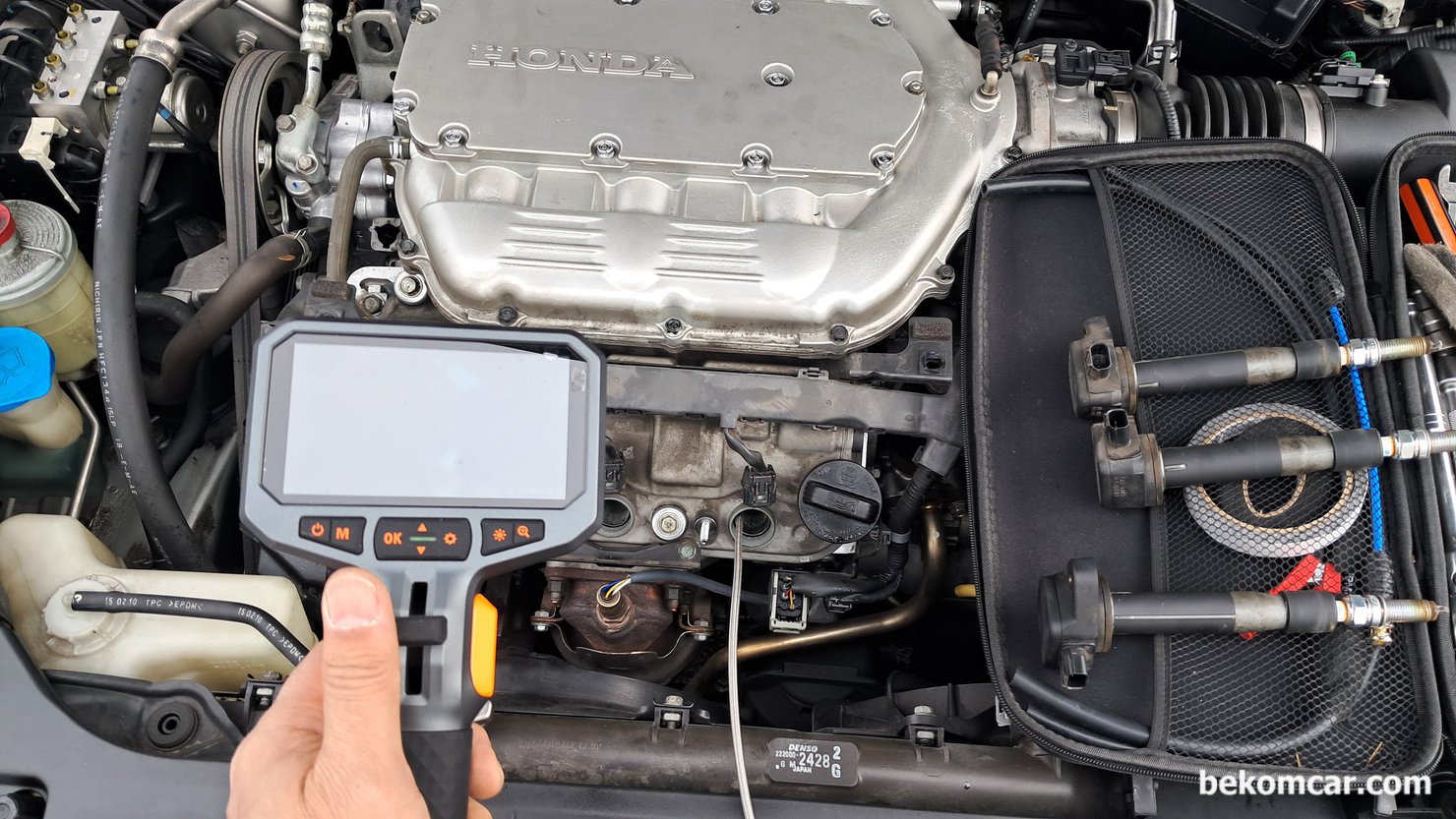 혼다 어코드 8세대 V6 3.5L 중고차 구매점검 기록, 진단기 및 하체등, 어코드 8세대 V6 3.5L VCM 엔진 중고차 구매전 점검 기록이다. 내시경으로 헤드쪽 밸기밸브 흡기밸브 피스톤 실린더 스크래치등 특이사항을 점검한다. 대체적으로 실린더 내시경 검사 결과 특이사항 없다.|贝科姆汽车 (bekomcar)