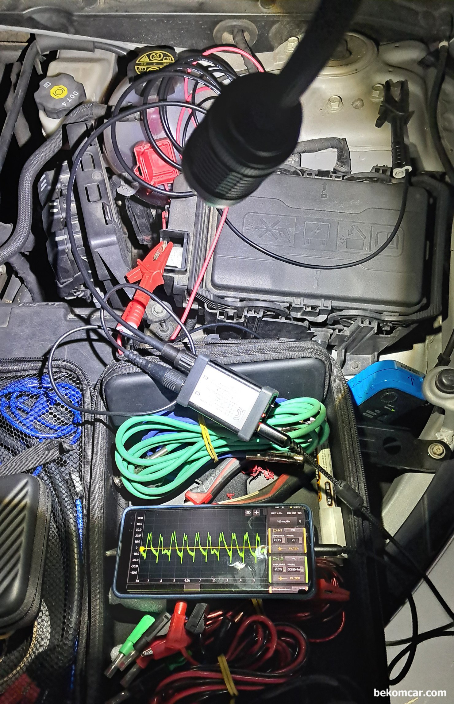 실린더 압축압력 측정시 대전류계와 일반 프로브로 AC 커플링 측정시 파형이 다르게 나오나요?, 2017년 쉐보레 말리부 1.5T Ecotec 엔진, R/C (Relative Compression) 체크환경이다. HS512Max 자동차 전용 12Bit ADC 지원 2채널 스코프와 대전류계는 한텍 (Hantek) CC650 을 사용했다. 노란색 수평선이 일반 배터리 + - 에 BNC 케이블 연결하고 AC커플링 하여 측정한다. 초록색은 Hantek CC650 대전류계 측정 파형이다.|bekomcar.com