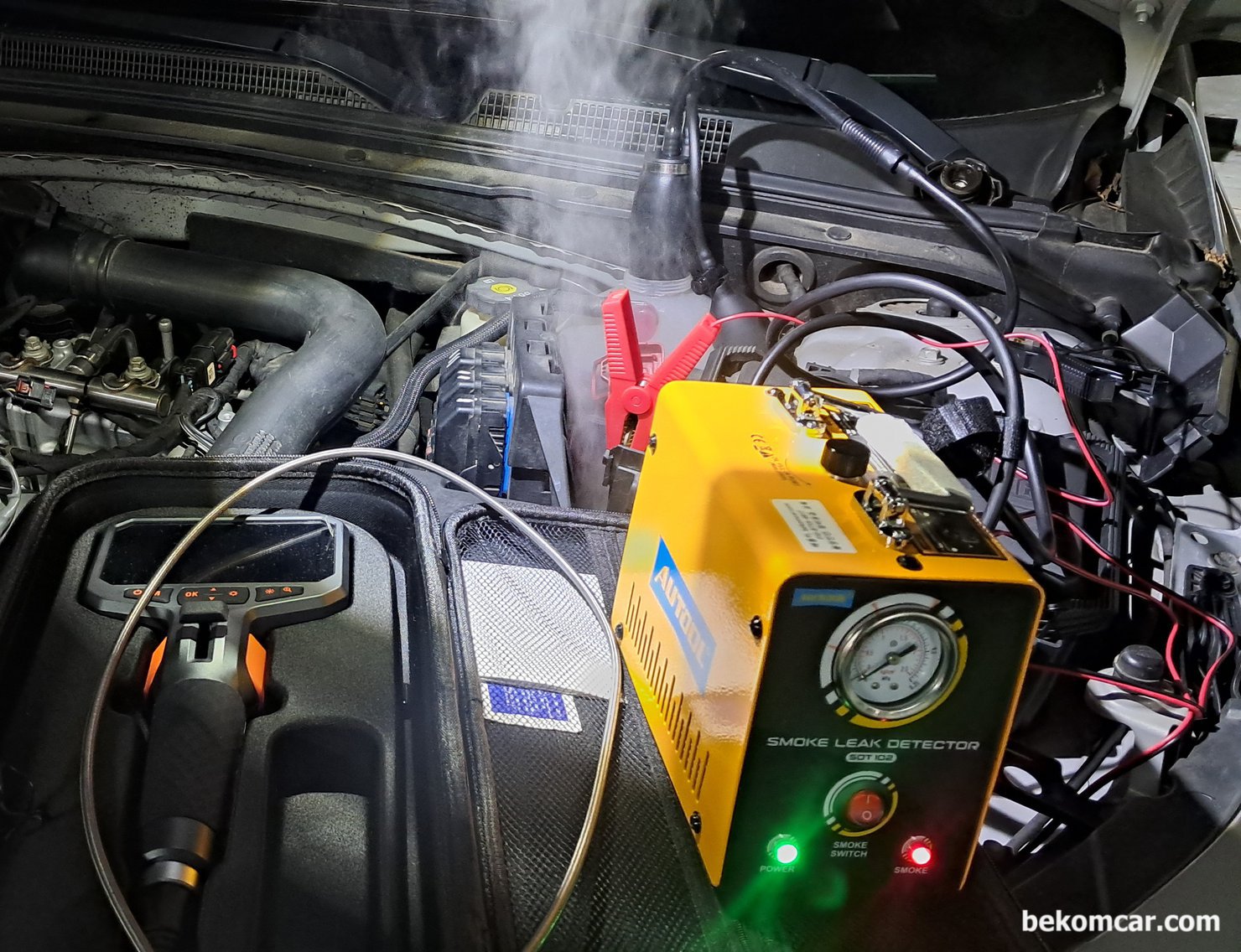 쉐보레 말리부 1.5T 실린더내시경 및 헤드가스켓 냉각수리크 진단과정 기록, 쉐보레 말리부 1.5T 에코텍 엔진 2017년 차량. 냉간시 부조가 있어 헤드가스켓 누수등 점검을 하고 있다. 냉각수 보조통에 압력을 넣어서 헤드와 블록 사이에서 냉각수가 흐르는지 확인하는 과정이다. 하지만 상당한 스모크 가 나오는데 냉각수 보조통 아래에서 스모크머신 스모크가 나오고 있다. 실제 보면 상당한 양의 스모크 이다. 말리부에서 흔하게 발생하는 냉각수 보조통 크랙이 있는것으로 판단된다.|贝科姆汽车 (bekomcar)