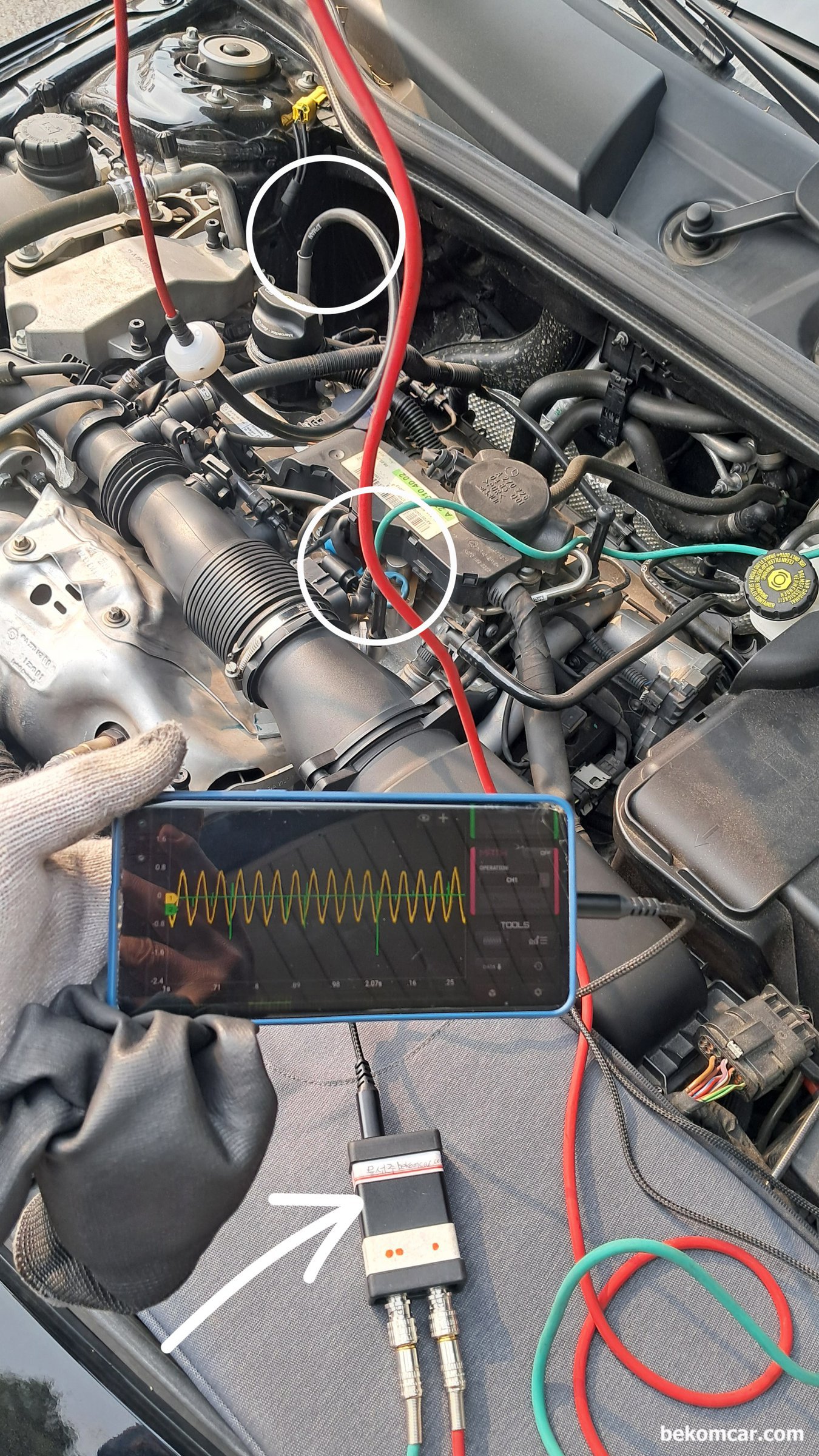 자동차전용 오실로스코프 & 실린더압축압력센서 등 정비사세트 AA 3세트 판매 (결제후 즉시 배송), 메르세데스 벤츠 차량 HS512Max 와 PDS 피에조 펄스센서 와 트리거채널용 LX1 프로브를 사용하여 블로우바이 가스 누설을 측정하고 있다.|بيكومكار  (bekomcar)