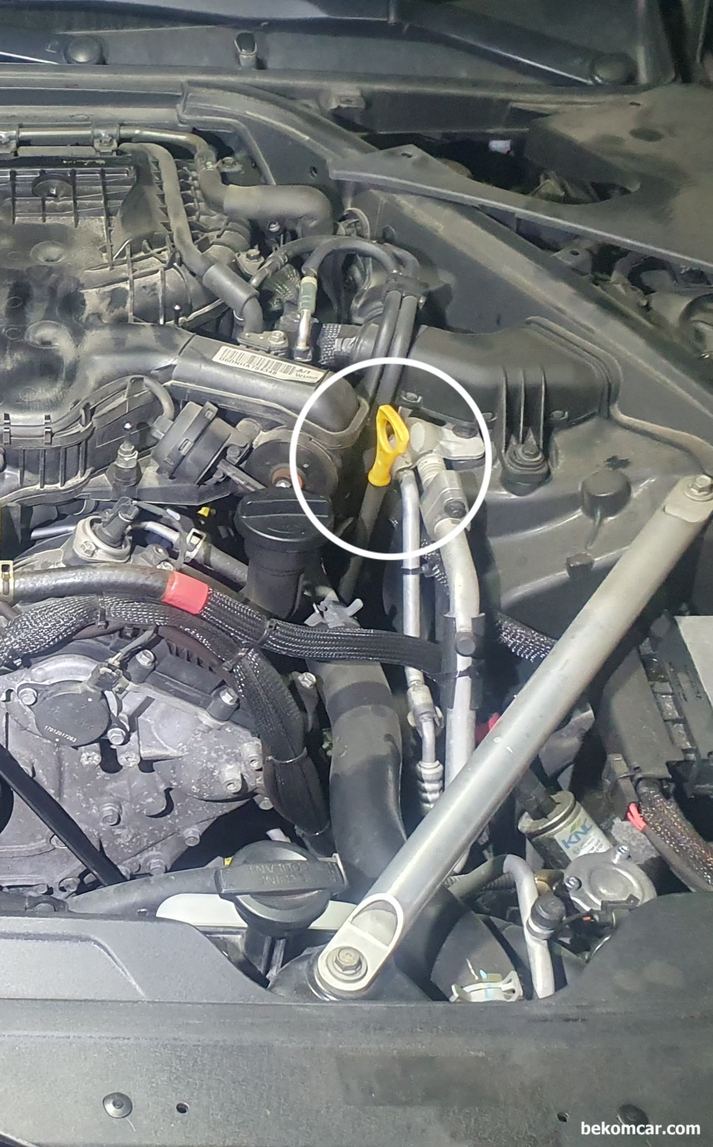 실린더 스크래치, 점화코일, 인젝터등 엔진진단 참고사항 (제네시스 3.8L GDI), 현대 제네시스 EQ900 3.8L GDI 람다2 엔진 크랭크케이스 블로우가스 누설 진단시에 엔진오일 딥스틱에 피에조 펄스센서나 정밀한 압력센서를 사용하면 된다.피스톤이 상사점으로 이동시 압력이 가장 높고, 이때 실린더와 피스톤 사이 틈 새로 공기가 누설되어 크랭크케이스로 흘러간다. 이러한 미세한 압력차이를 측정하여 피스톤 손상 상태 및 실린더 스크래치 등 상태를 알 수 있다.|ベコムカー (bekomcar)