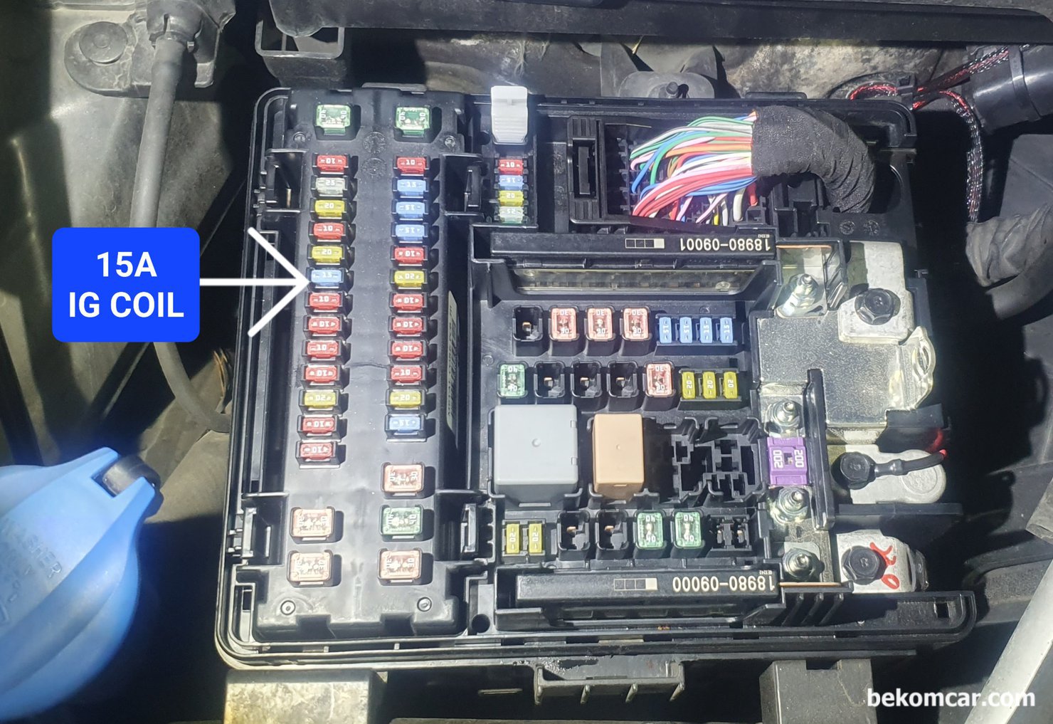 실린더 스크래치, 점화코일, 인젝터등 엔진진단 참고사항 (제네시스 3.8L GDI), 현대 제네시스 EQ900 3.8L GDI 람다2 엔진 진단시 참고사항 이다. 엔진룸 조수석 앞 쪽 휴즈박스이다.  화살표 부분 15A 파란색 휴즈는 점화코일 휴즈이다. 휴즈점퍼 와 소전류계를 이용하여 점화코일 6개 전체 전기적 상태를 알 수 있다. 인테이크 탈거없이 정확하게 전기적 고장 상태를 알 수 있어 매우 편리하다.|ベコムカー (bekomcar)