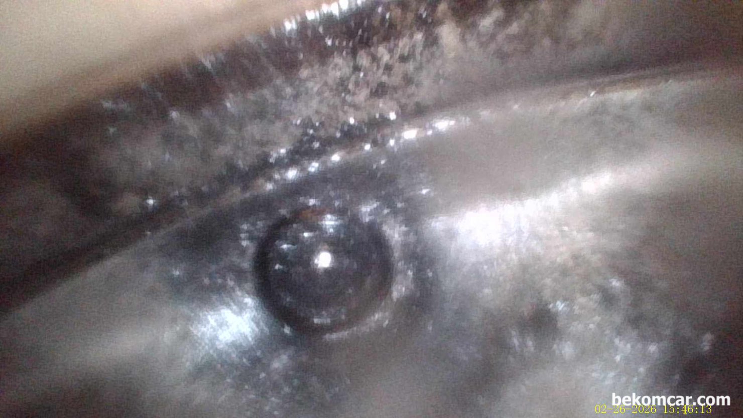 혼다 어코드 10세대 2.0T 간헐적 시동지연 내시경검사 결과 기록, 혼다 어코드 10세대 2.0T 간헐적 시동 지연 진단과정중, #4번 실린더 흡기 밸브사이에 있는 연료분사 인젝터 노즐 부분이다. 인젝터부근, ㅅ헤드와 블록간 사이 등에 카본이 없고 주위가 깨끗하다. 연료가 흘러가 물기처럼 보이고 연료가 흐르는 길목까지 형성되어 있는 상태이다.|베콤카 차량정밀진단