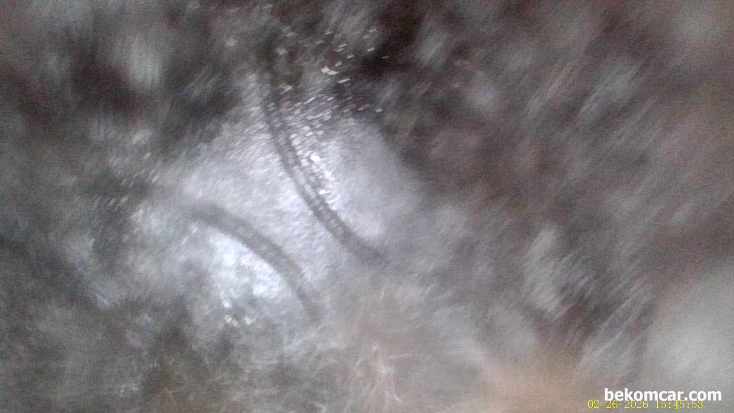 혼다 어코드 10세대 2.0T 간헐적 시동지연 내시경검사 결과 기록, 혼다 어코드 10세대 2.0T 간헐적 시동 지연 증상, 실린더 내시경 검사이다. #4번 실린더 밸브쪽 검사시 갑자기 눈 바람이 불고 있는 상태가 확인된다. 깜 놀 상태이다.|베콤카 차량정밀진단