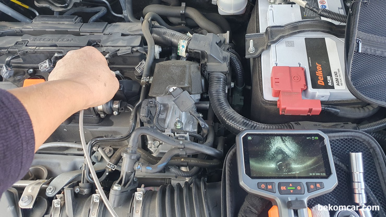 혼다 어코드 10세대 2.0T 간헐적 시동지연 내시경검사 결과 기록, 혼다 어코드 10세대 2.0T 간헐적 시동 지연 내시경검사 결과 기록. #4번 실린더 내시경 검사 과정이다. 흡기밸브 2개 사이에 연료분사 인젝터가 있는데, 밸브쪽 내시경 카메라에 갑자기 눈보라가 들이치고 있는것이 확인된다.|베콤카 차량정밀진단