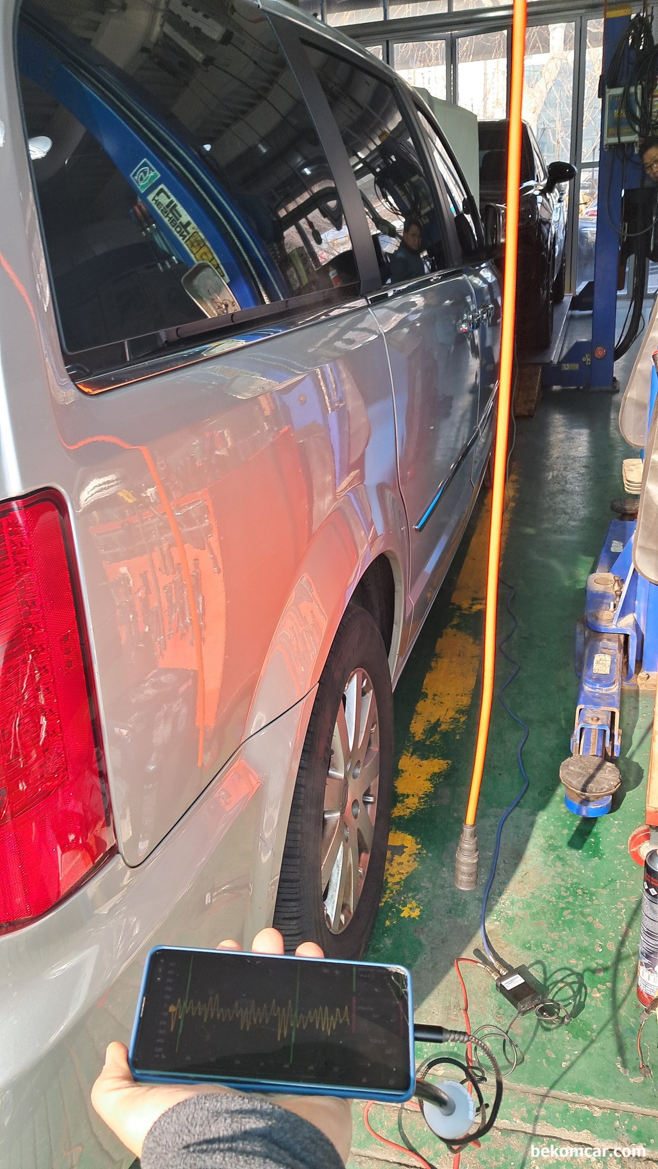 크라이슬러 그랜저 보이저 RT V6 펜타스타엔진 실화진단 파형 기록, 크라이슬러 그랜저 보이저 RT V6 펜타스타엔진 실화관련 배기펄스 파형 측정과정이다. HS512Max 오실로스코프 와 ROTKEE PDS 펄스센서를 이용하고 있다. 엔진룸 특정 실린더에 트리거링 (싱크채널) 하고 머플러 배기구에 PDS 피에조 펄스센서 에 연결된 파이프를 넣고서 파형을 측정한다.|ベコムカー (bekomcar)