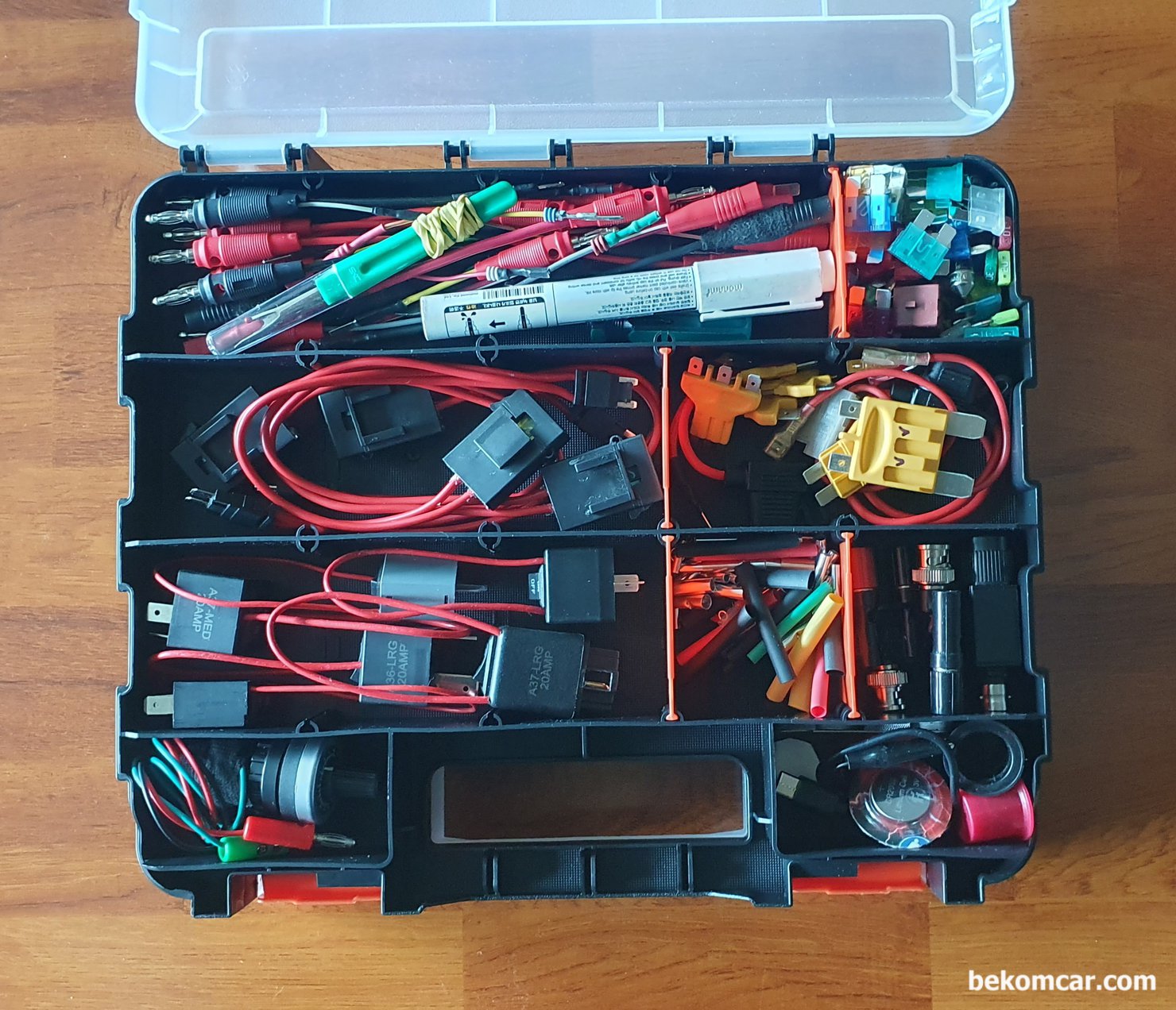 엔진 진단등 전기적 진단니 필수 연장정리, 휴즈점퍼 는 3개 다리가 있는것부터 다양하다. 유럽, 미국차량등 특이차량의 휴즈 릴레이 점검이 가능하다. 전기 공구함 정리가 잘 되어있어야 작업시 시간 절약이 된다.|베콤카 차량정밀진단