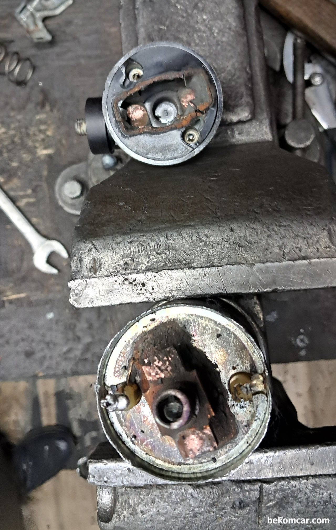 간헐적 시동불량 혹 시동지연시 시동모터 상태진단 방법, 크랭킹 파형분석, 실제 시동모터의 솔레노이드 접촉 부분이다. 이 부분은 상당한 물리적 힘이 가해지는 부분으로 시동 시 턱 하고 접촉하면서 충격으로 시간이 지나면 마모되고 접촉 부분에 손상이 온다. 이런 경우에는 솔레노이드 접촉 부분만 수리해서 사용해도 좋다. 참고로, 이 사진은 혼다 레전드용 시동모터 진단 및 정비 사례이다.|bekomcar.com