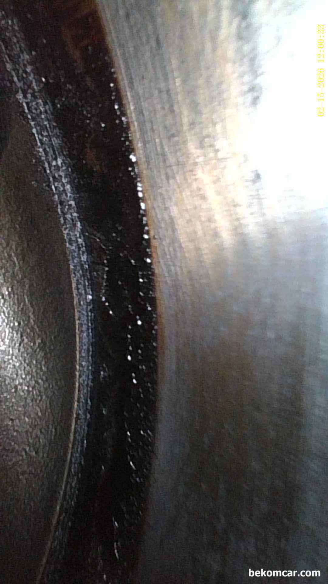 실린더헤드가스켓 누수 가능성, 헤드 내시경검사, 실린더헤드가스켓 누수 가능성 이 높은 엔진 헤드와 블럭사이의 내시경 사진이다. 베콤카 진단자량은 쉐보레 말리부 1.5T 차량이다. 사용되는 냉각수는 핑크색 이다.|ベコムカー (bekomcar)