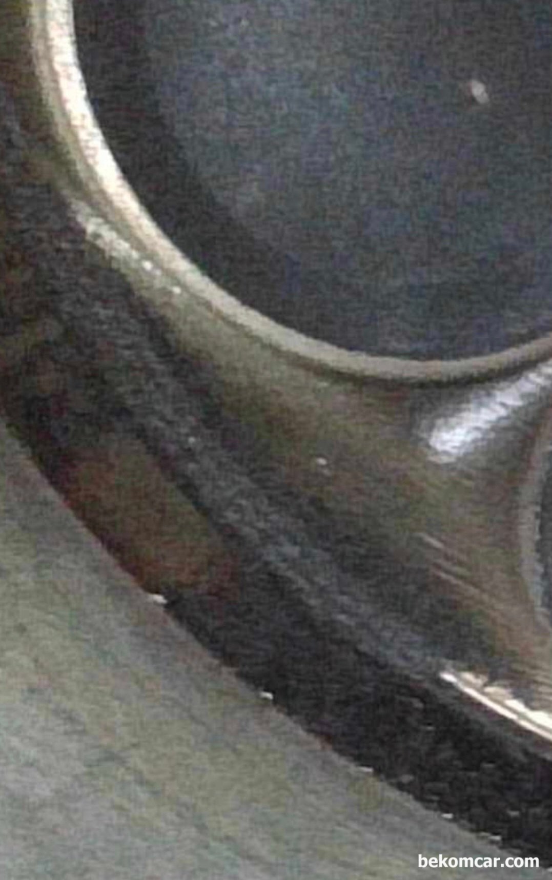 실린더헤드가스켓 누수 가능성, 헤드 내시경검사, 실린더헤드가스켓 누수 가능성 있어 헤드 내시경검사 하는 과정이다. 보통 엔진 블럭과 헤드 사이에 냉각수가 흐르는것이 육안으로 확인되고 실린더 벽을 타고 내려오기도 한다. 베콤카 진단자량은 쉐보레 말리부 1.5T 차량이다. 사용되는 냉각수는 핑크색 이다.|ベコムカー (bekomcar)