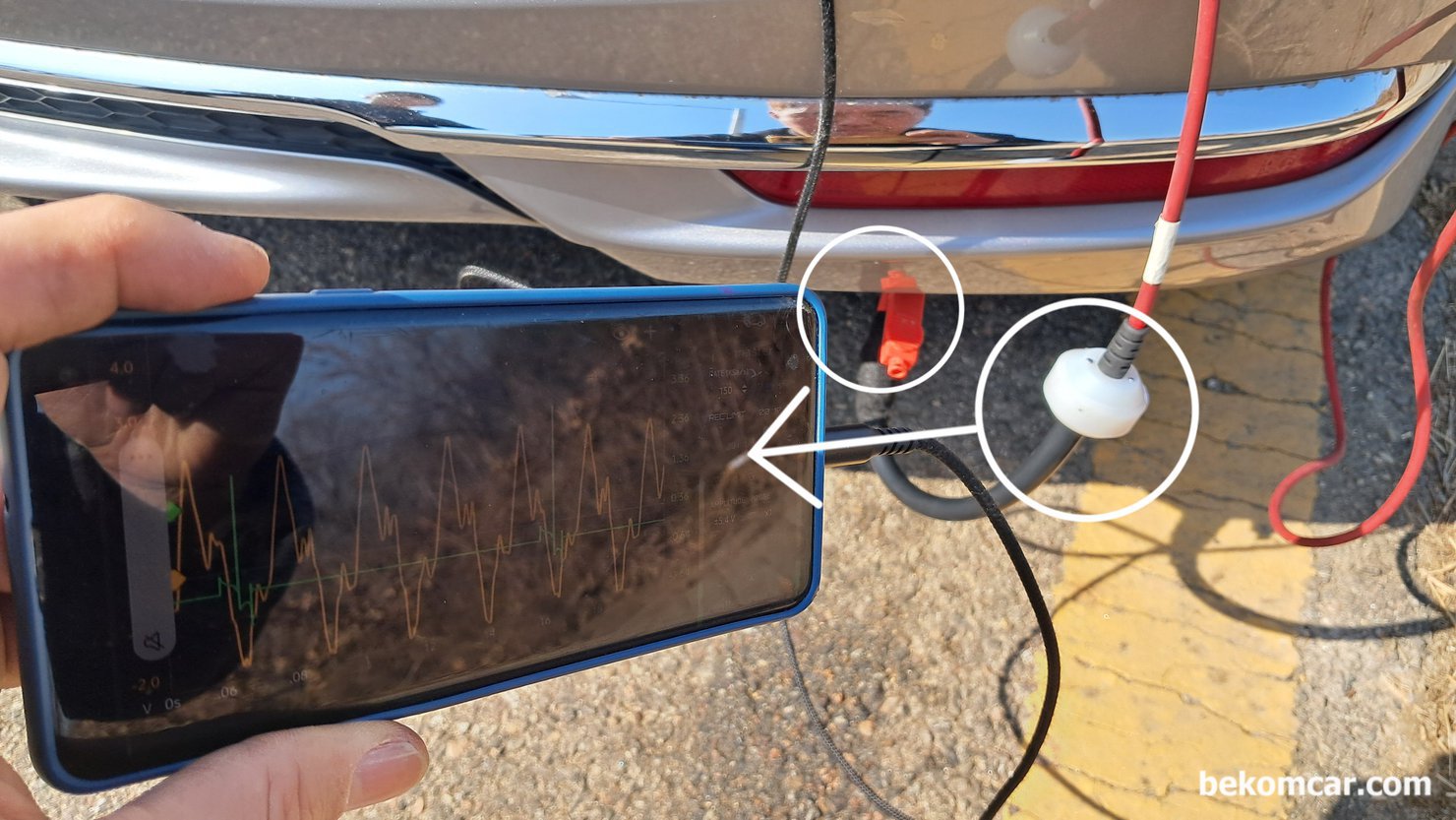 정비사 엔진진기초 교육과정 중 실화 부조 진단, 배기펄스 파형분석 방법, 실화 부조 진단을 위한 측정 환경은 martinloren.com 의 HS512Max 오실로스코프. Rotkee.com PDS 피에조 펄스센서 와 BNC 연장 케이블이다. 배기펄스 장착차량은 혼다 어코드 하이브리드 9.5세대 이다. 참고로, PDS센서는 가능한 꼭 마스킹 테이프로 위쪽으로 향하게 고정 시켜준다. 가끔씩 물 이 많이 나오는 차량이 있으니 센서로 유입되면 고장 날 수 있기 때문이다. 페인트 손상 없게 하기 위해서 꼭 마스킹 테이프만 사용한다. 다른 종류 테이프 사용 시 페인트 손상이 생길 수 있으니 주의한다.|贝科姆汽车 (bekomcar)