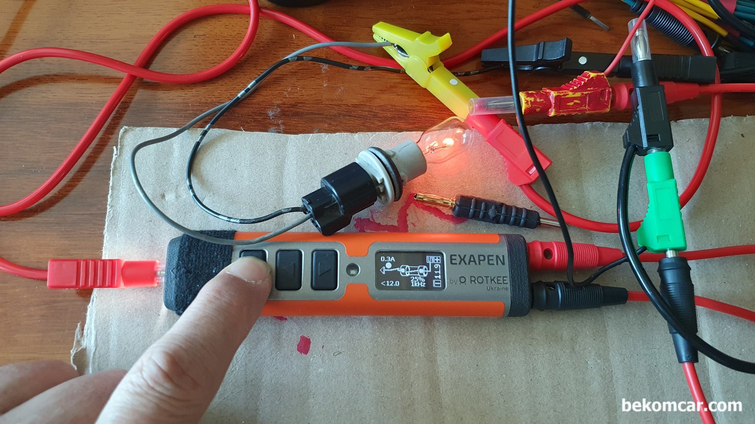 ROTKEE ExaPen 엑사펜 기능중 전원 Power 공급기능 과 듀티제어기능, ROTKEE ExaPen 엑사펜 Power 공급 기능으로 세팅은 1kHz에 25% 듀티로 세팅하였다. 최대사용 전류는 12.0A로 세팅되어 있으나 지금 전구는 약 0.3A를 사용하고 있다. 25% 듀티제어와 80& 듀티제어 전원공급 된 전구 밝기에 상당한 차이가 있으며 당연히 사용전류는 0.6A vs 0.3A로 차이가 있다.|bekomcar.com