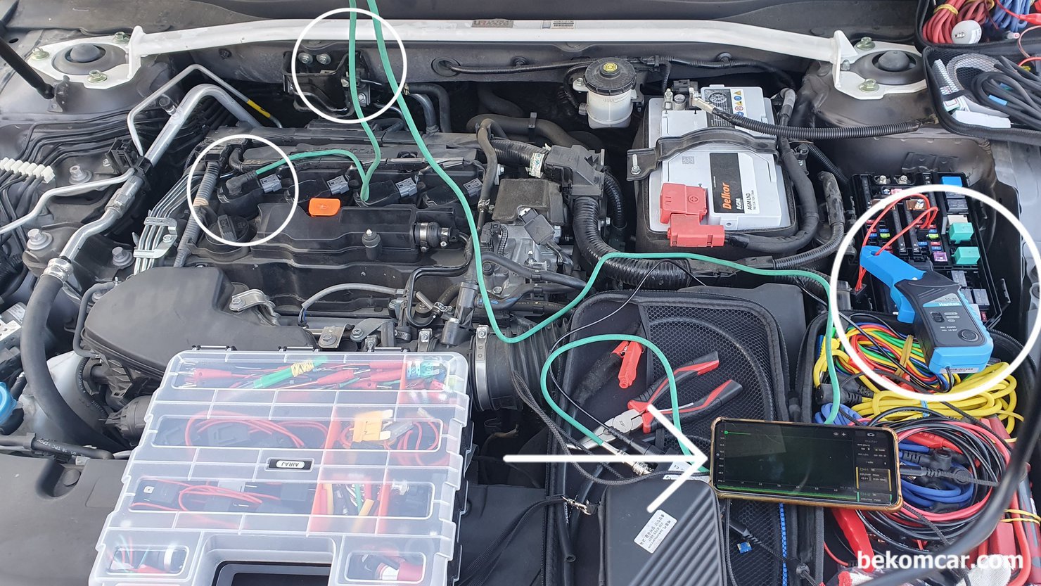 연료압력 진단, 압력게이지 와 스코프 파형분석으로 가능. 상황별 방법선택, 측정한 혼다 어코드 10세대 엔진룸이다. 가장 위쪽 동그라미 부분이 연료파이프 이다. 아쉽게도 연료파이프에 진동센서 장착하고 실제 측정하는 과정은 사진으로 남기지 못했다. 대부분의 차량은 엔진룸에서 연료파이프 접근이 가능하다.|bekomcar.com